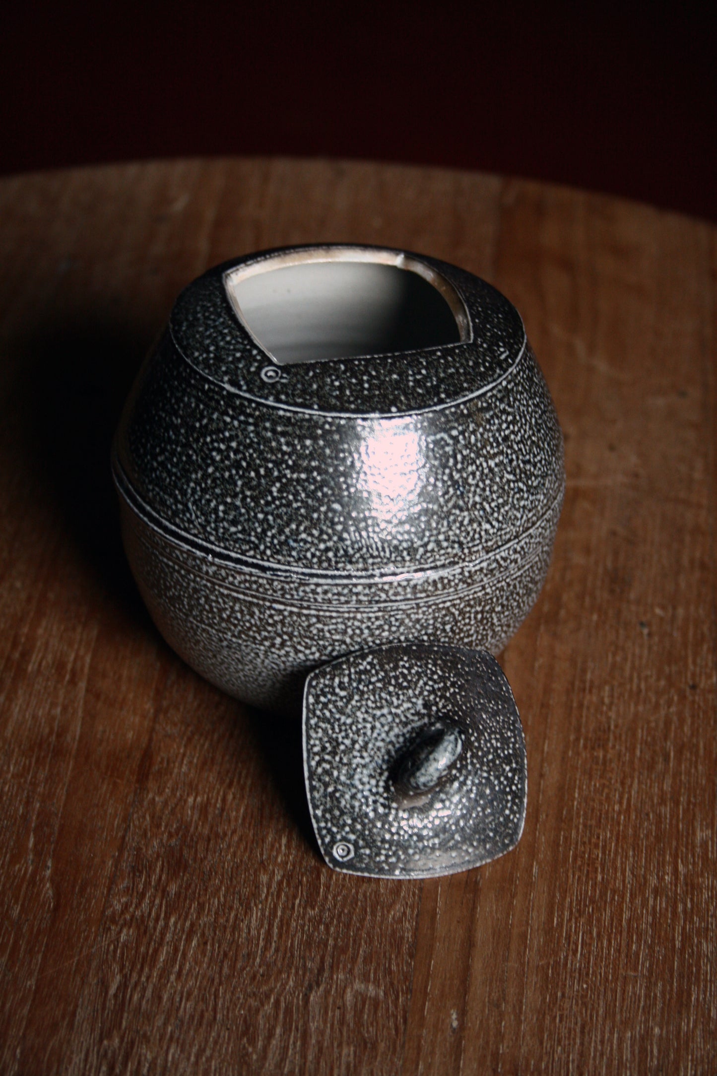 Enclosed form jar