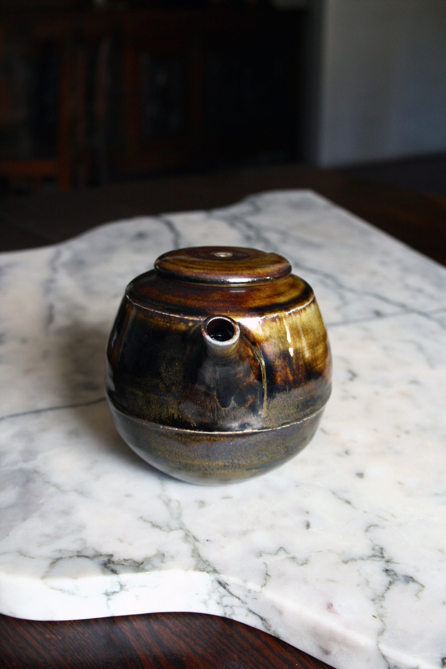 Teapot with offset lid