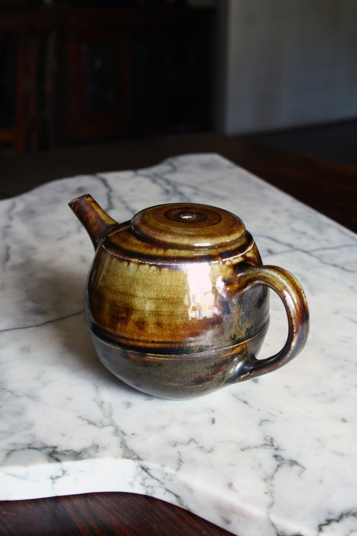 Teapot with offset lid