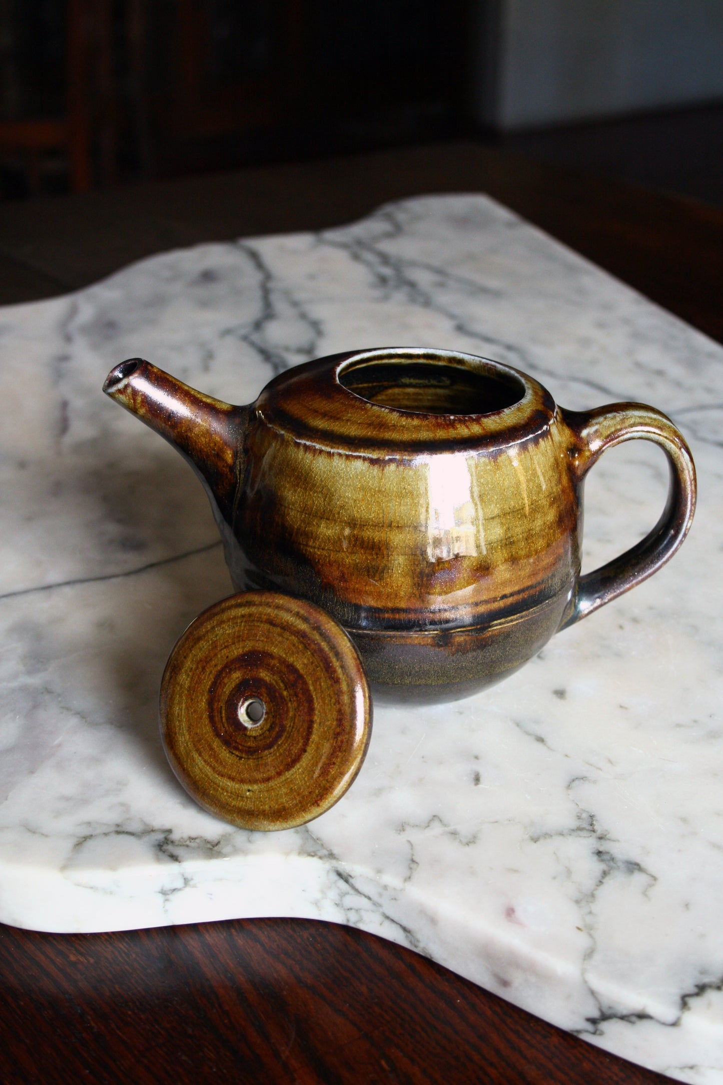 Teapot with offset lid