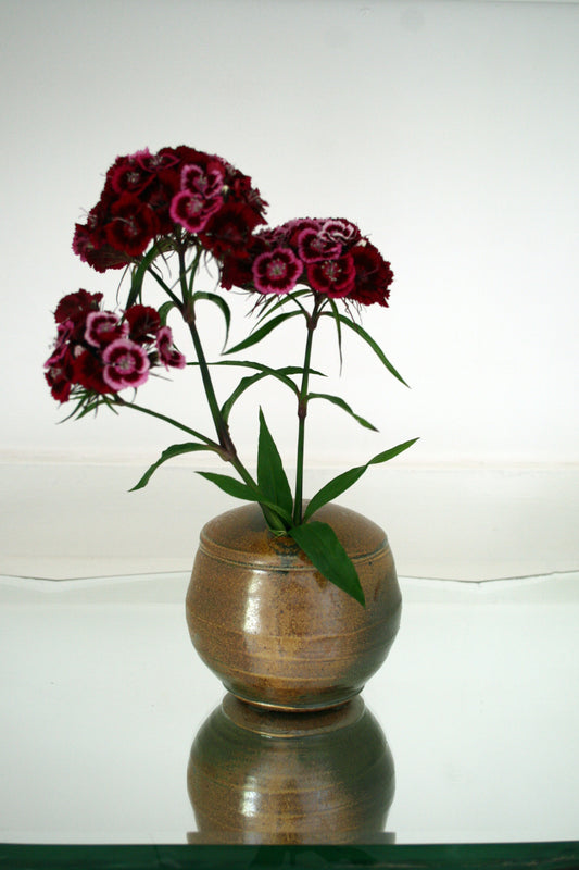 Enclosed vase with square opening