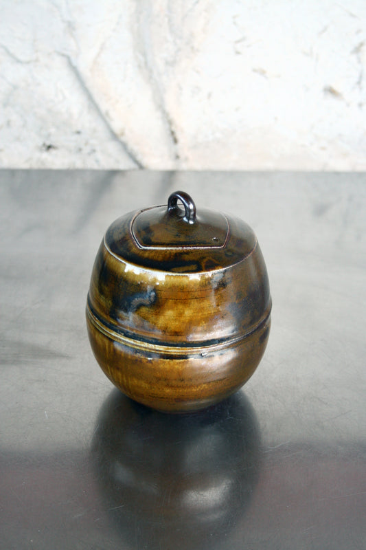 Enclosed form jar