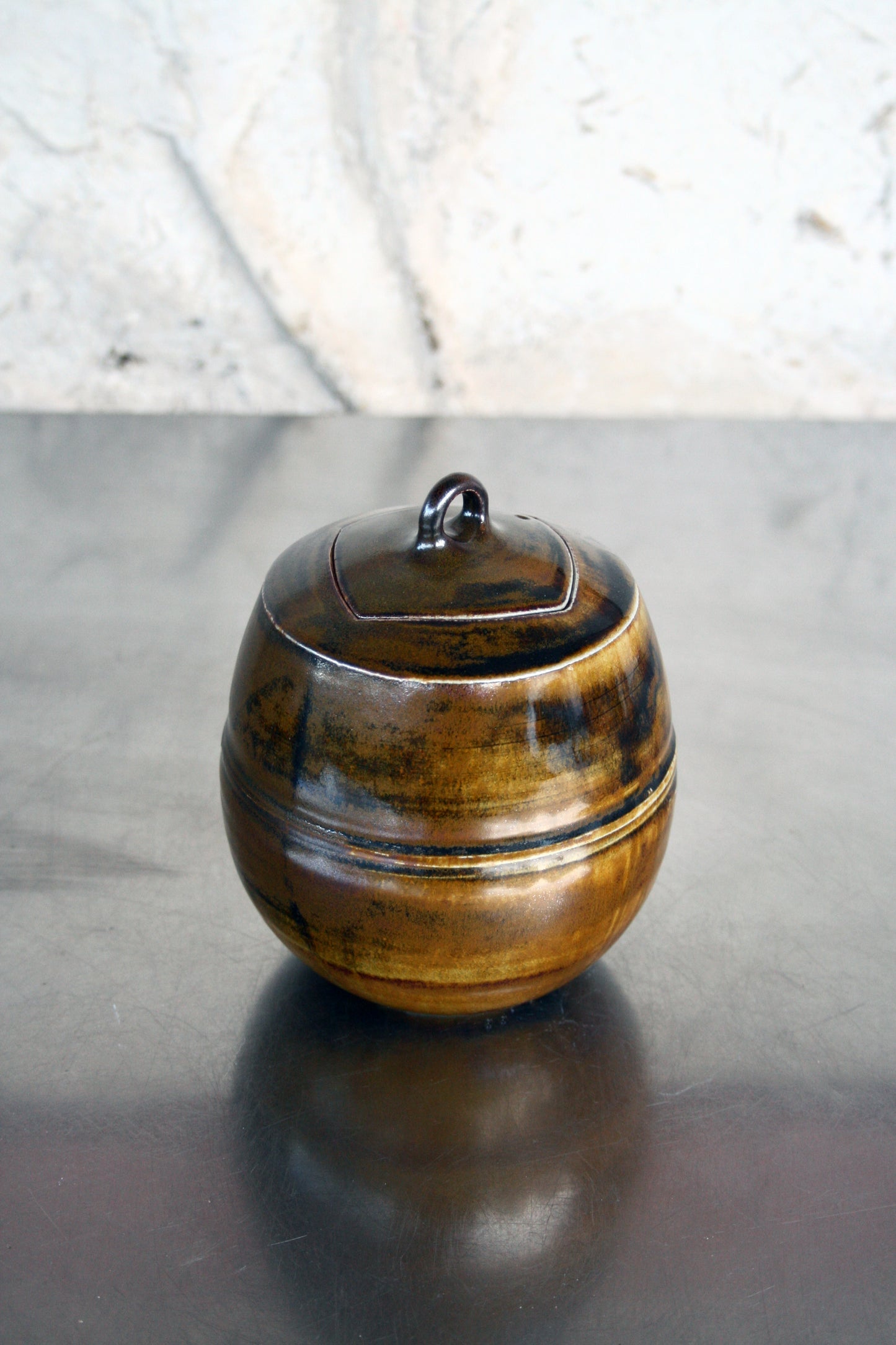 Enclosed form jar
