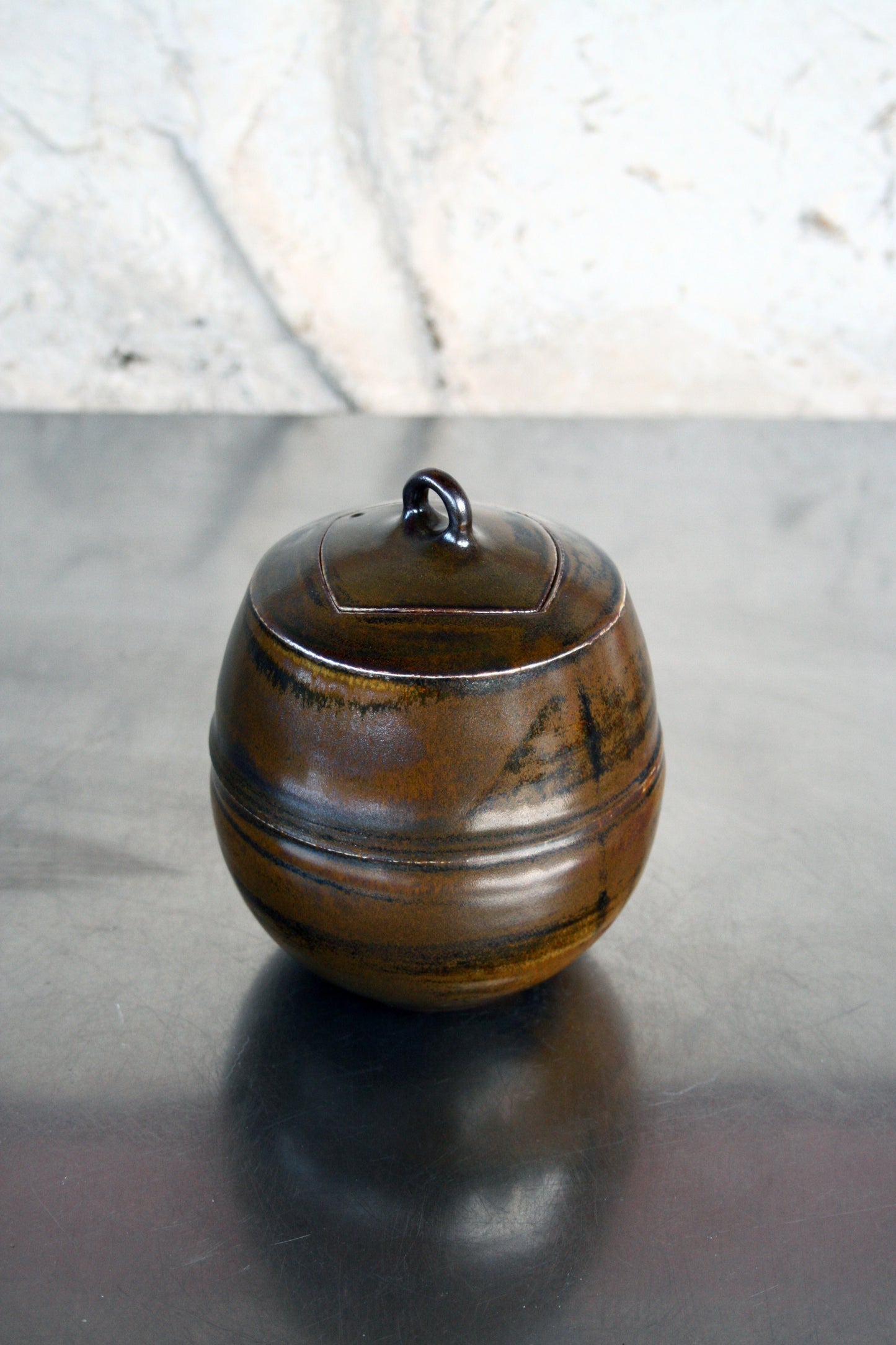 Enclosed form jar