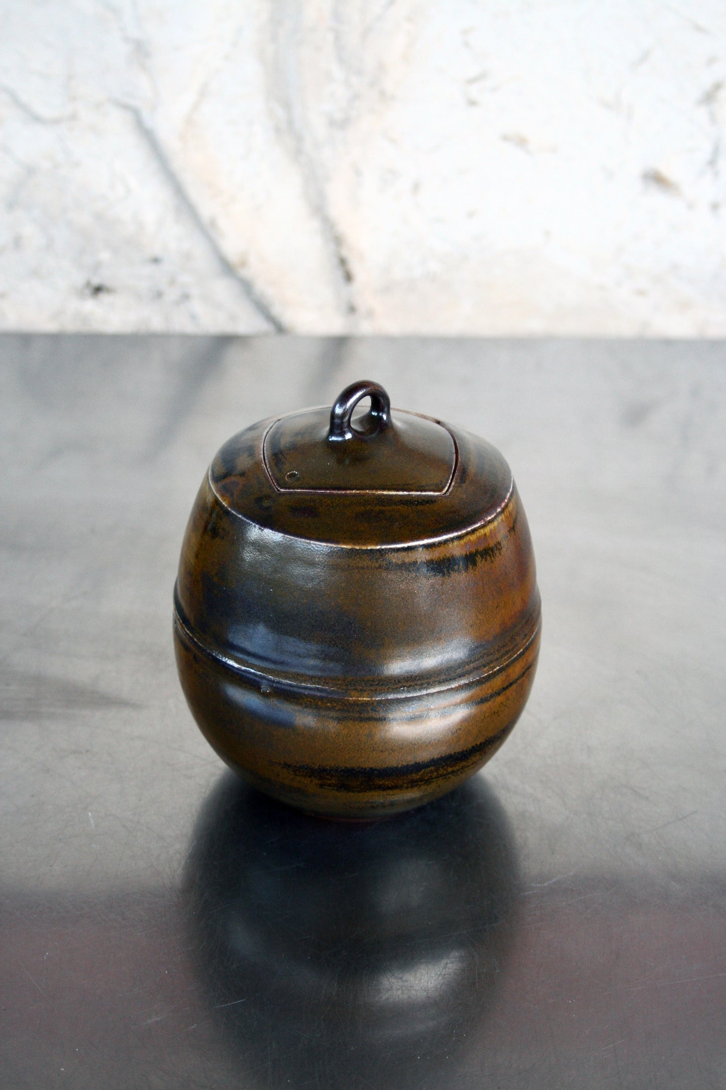 Enclosed form jar