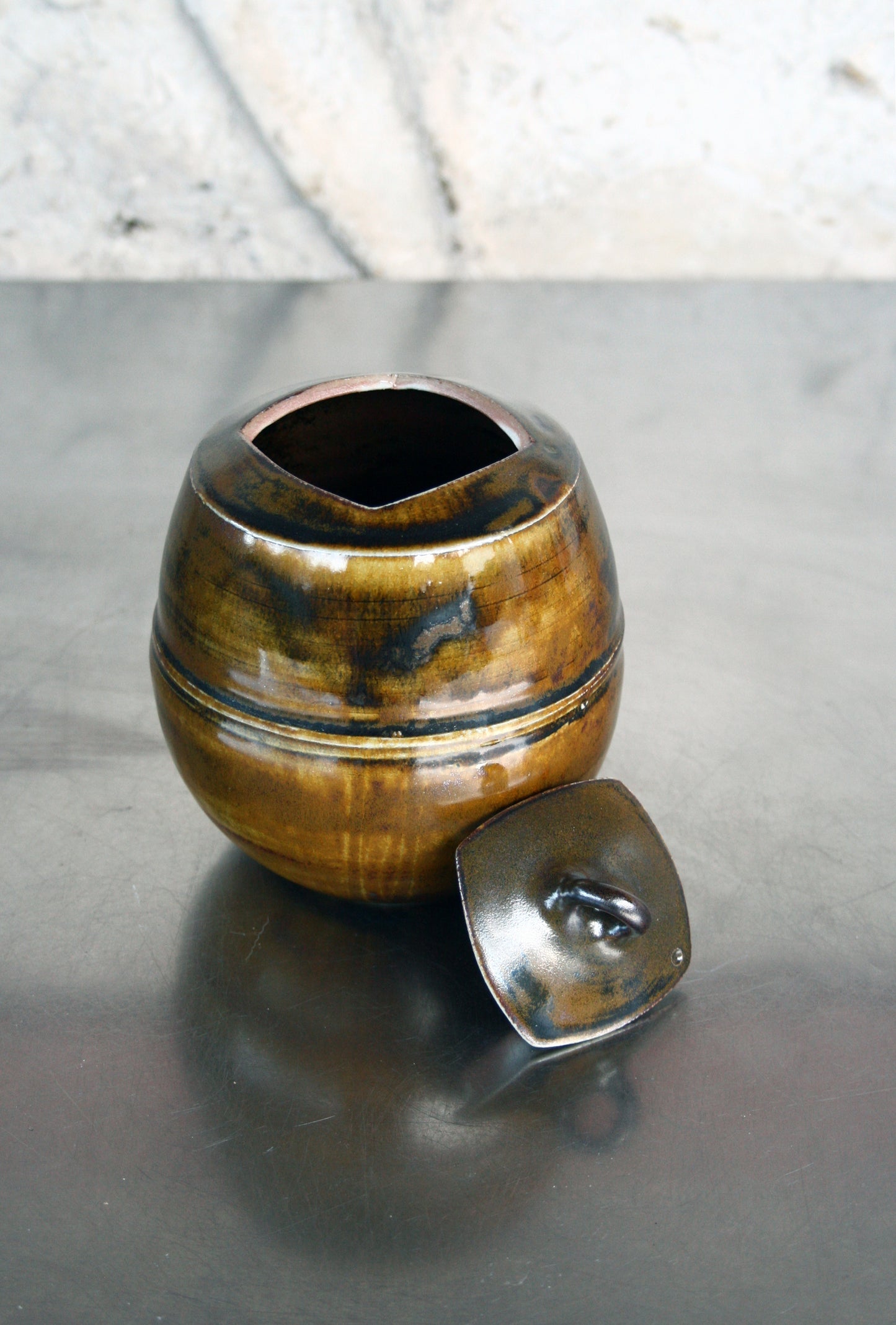 Enclosed form jar