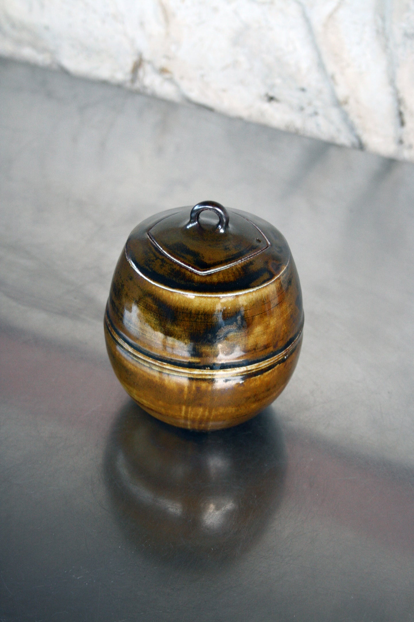 Enclosed form jar