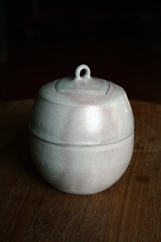 Enclosed form jar