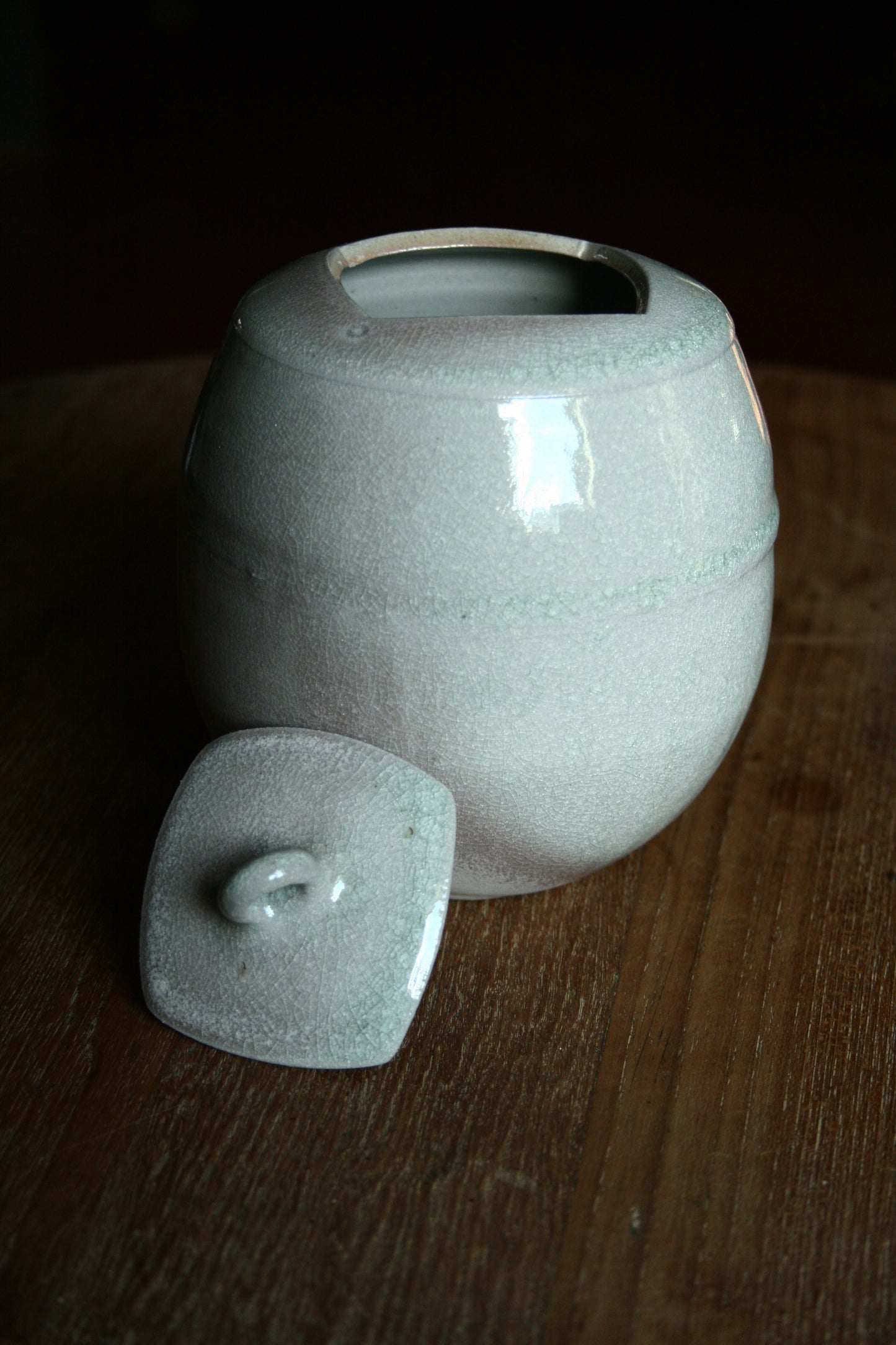 Enclosed form jar