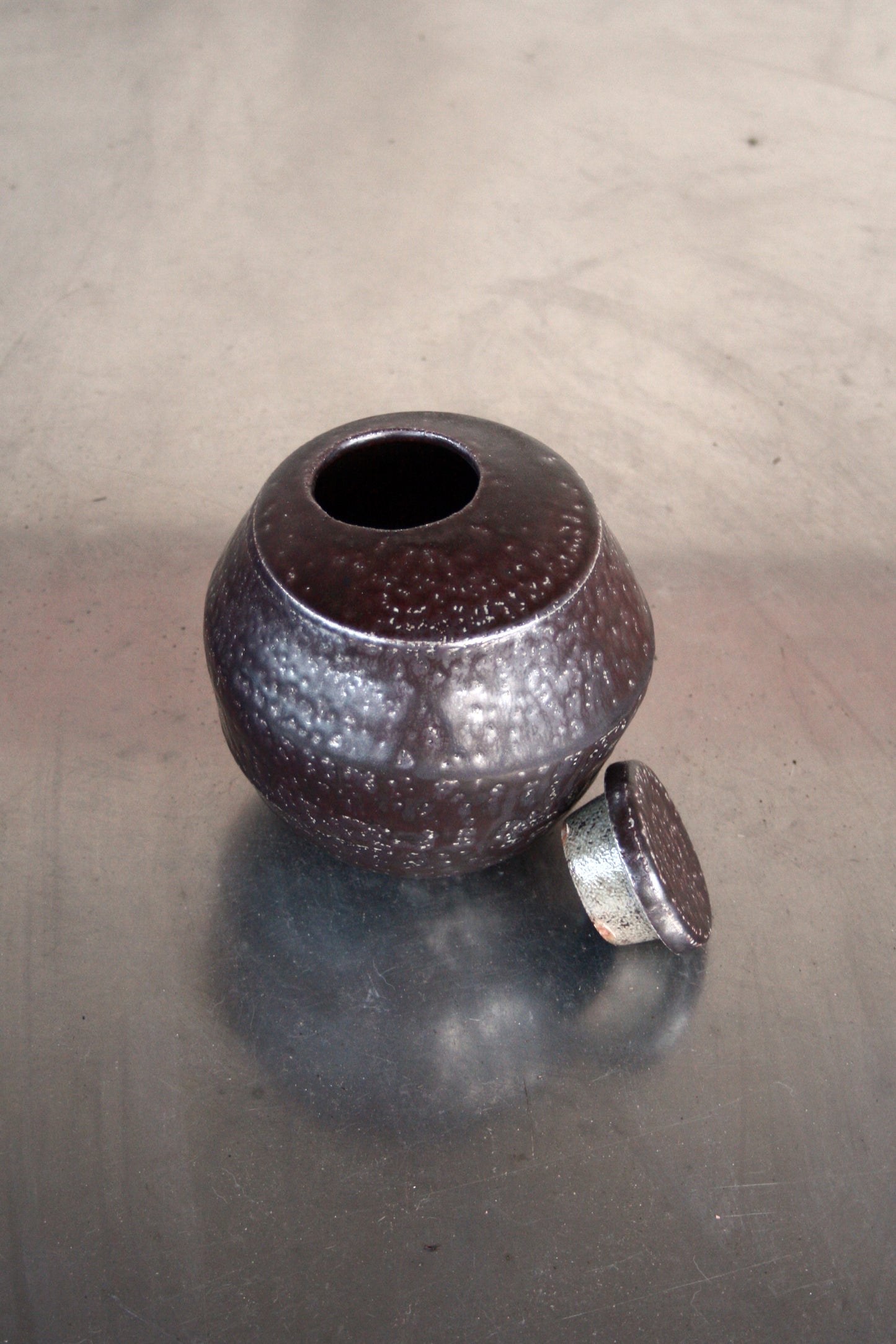 Jar with offset lid in Iron slip