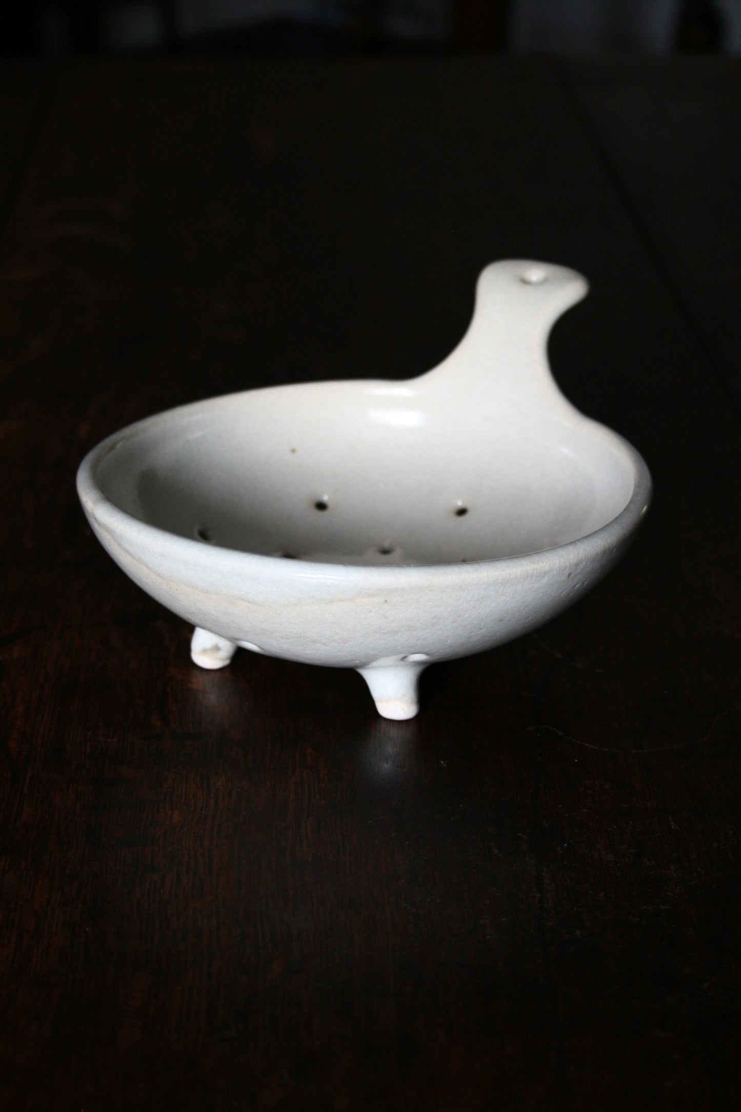 Pale tripod colander with handle