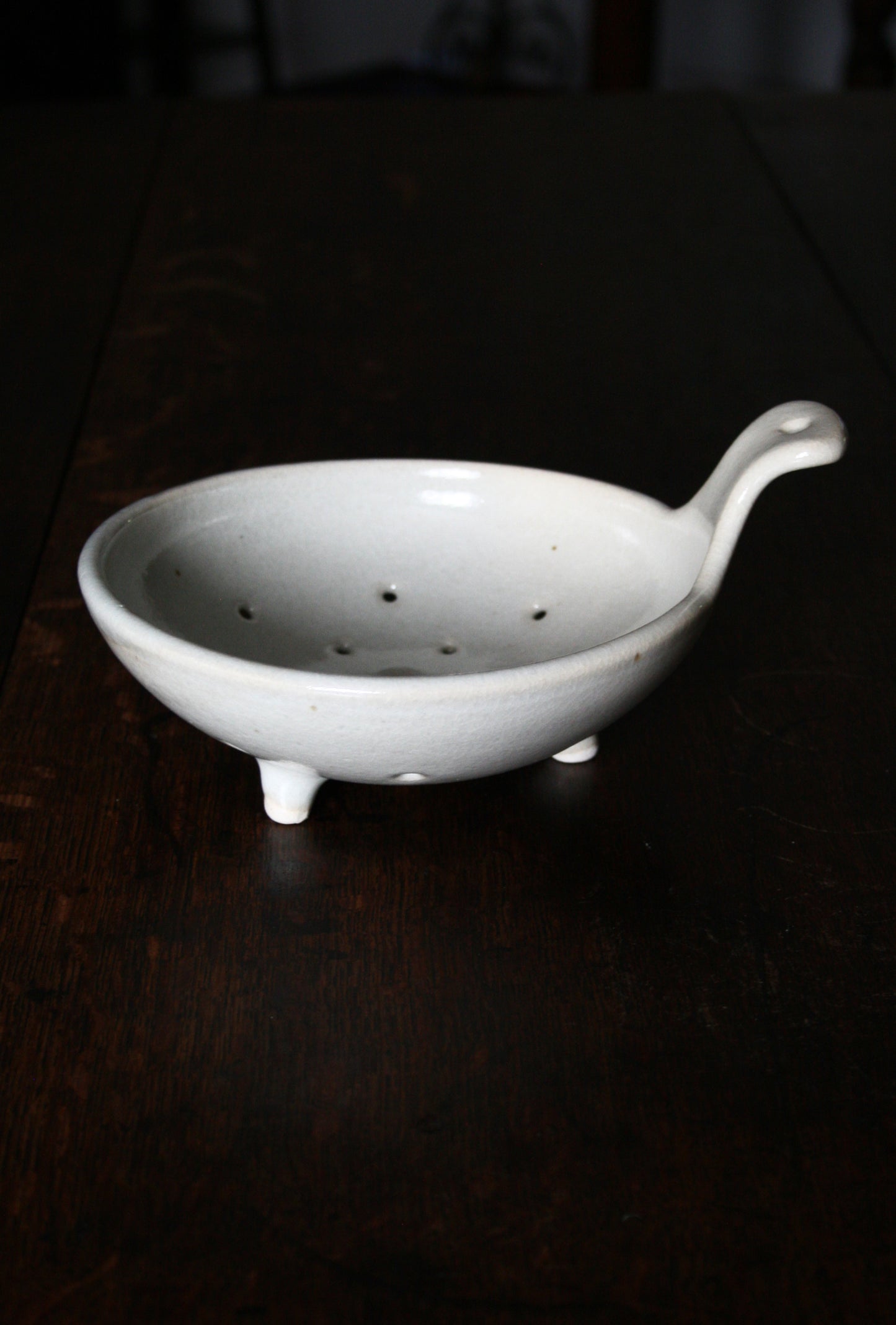 Pale tripod colander with handle