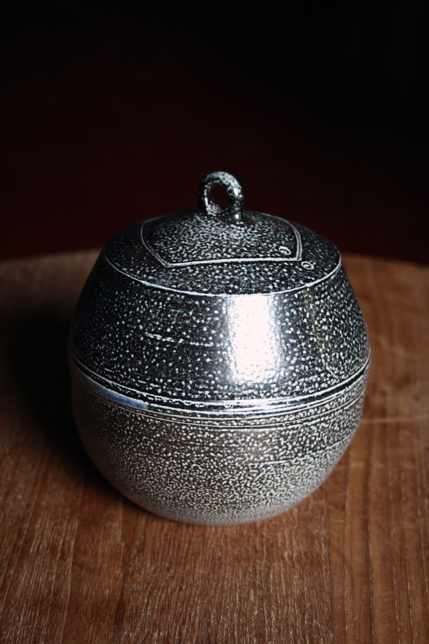 Enclosed form jar