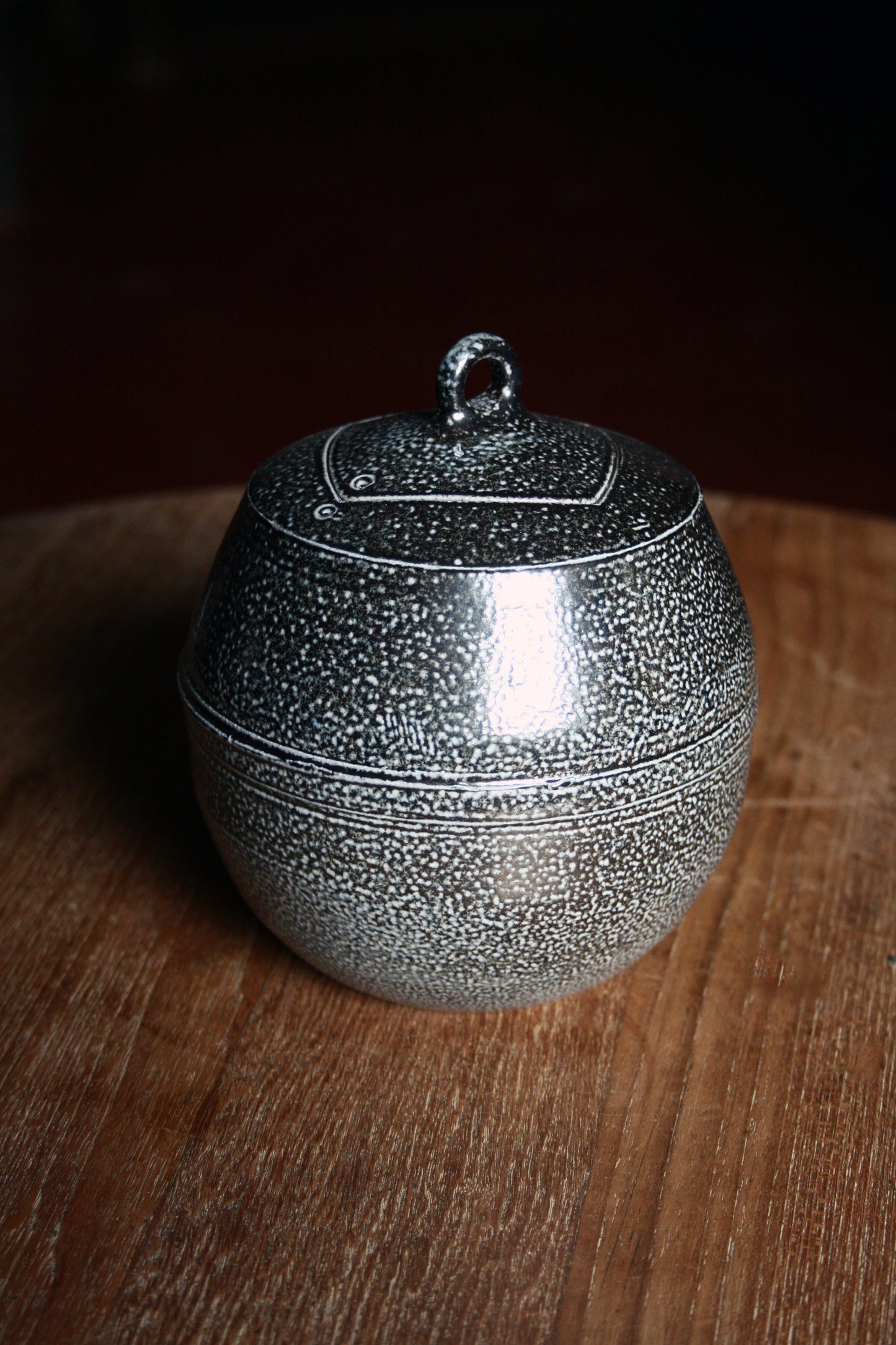 Enclosed form jar