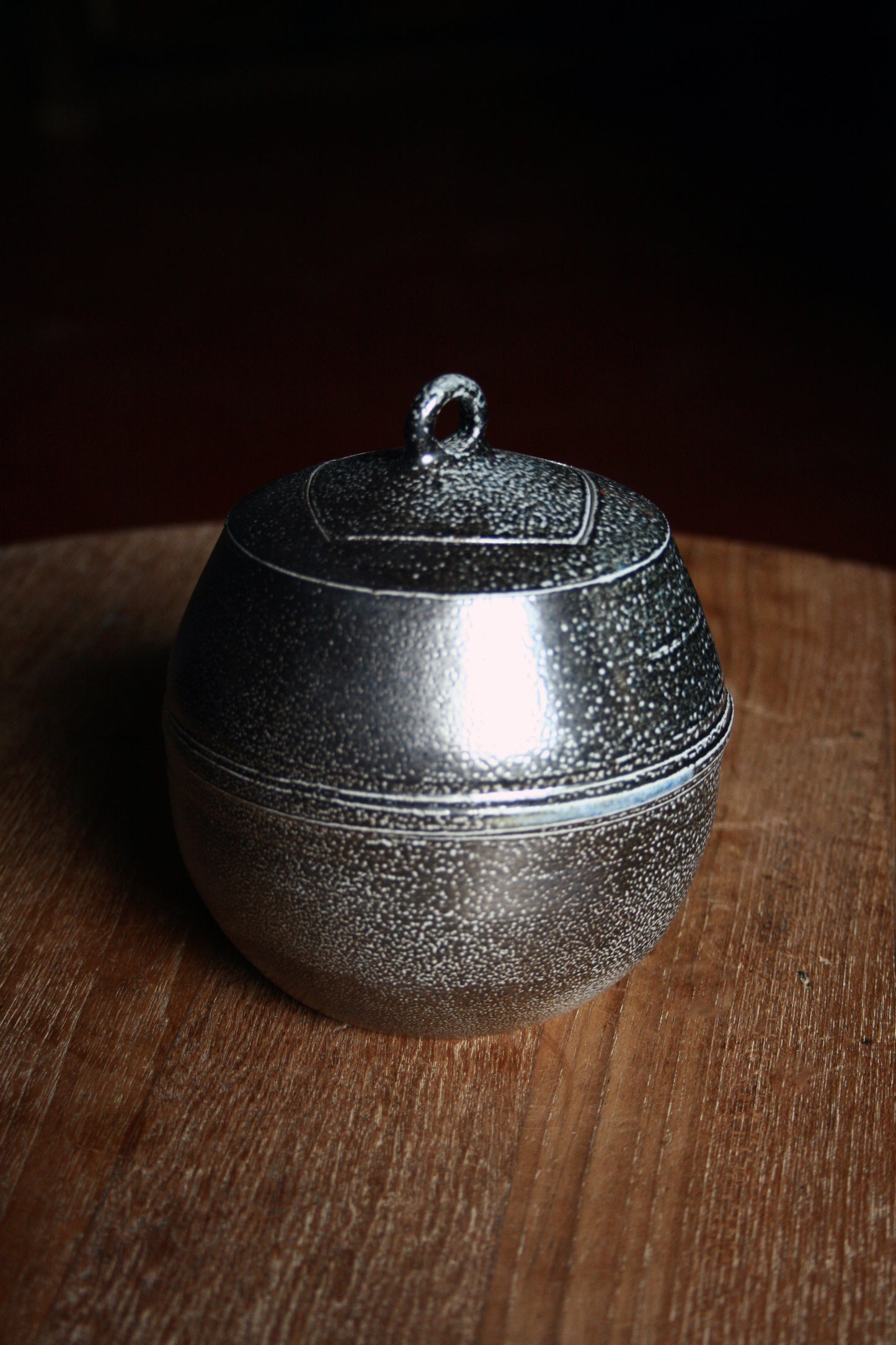 Enclosed form jar