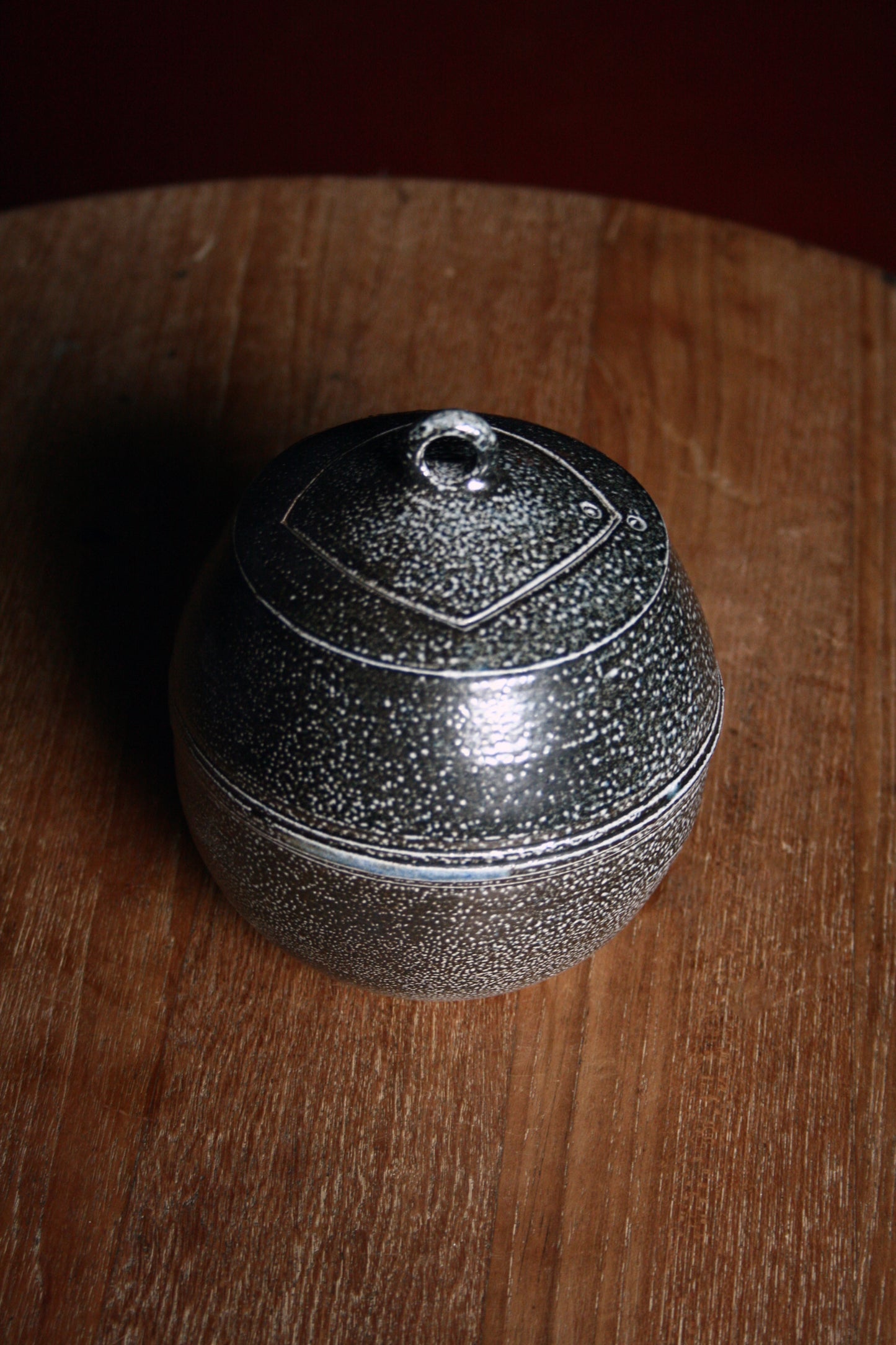 Enclosed form jar