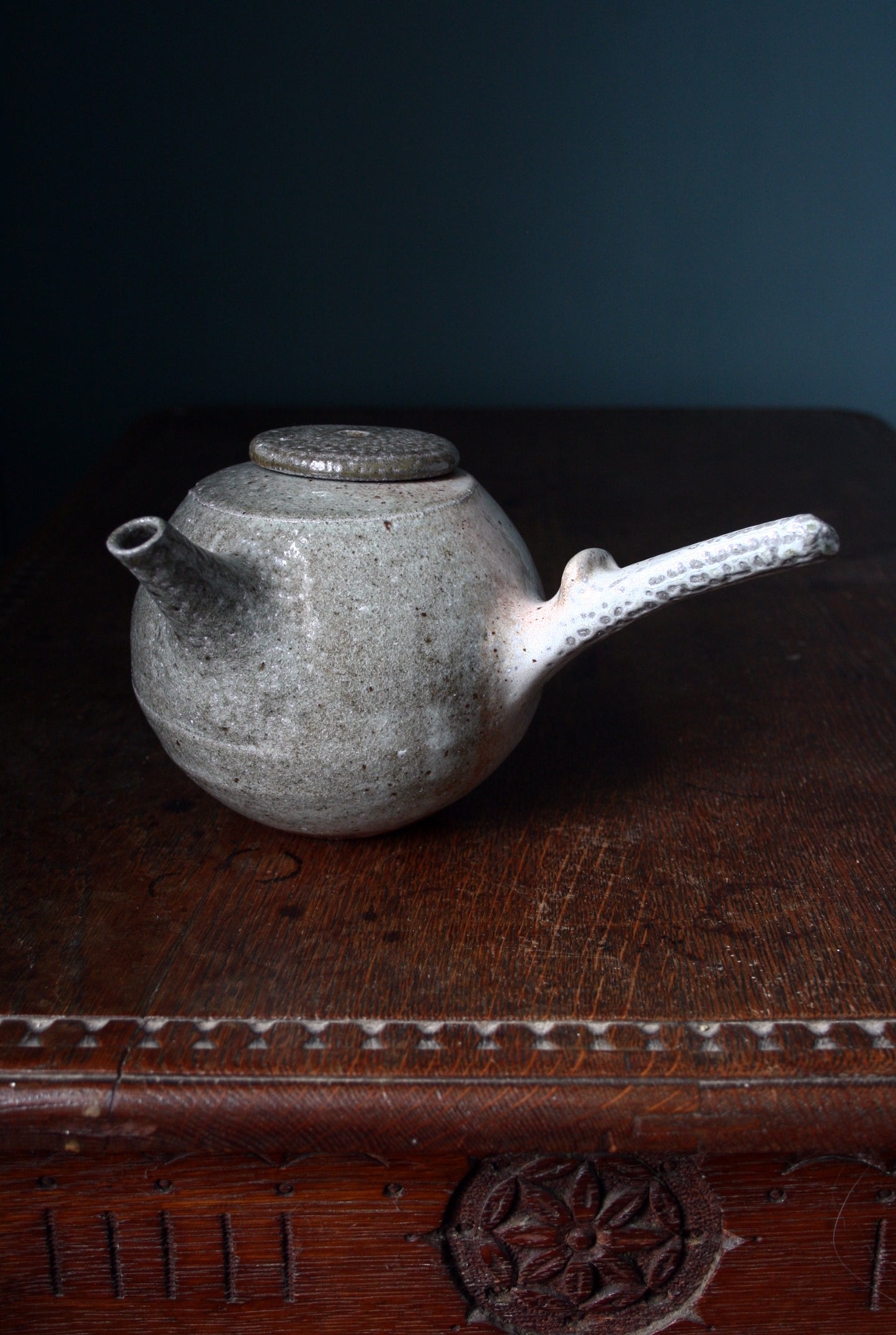 Side handle teapot