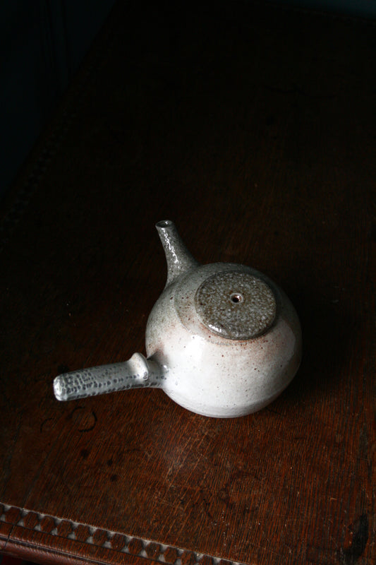 Side handle teapot
