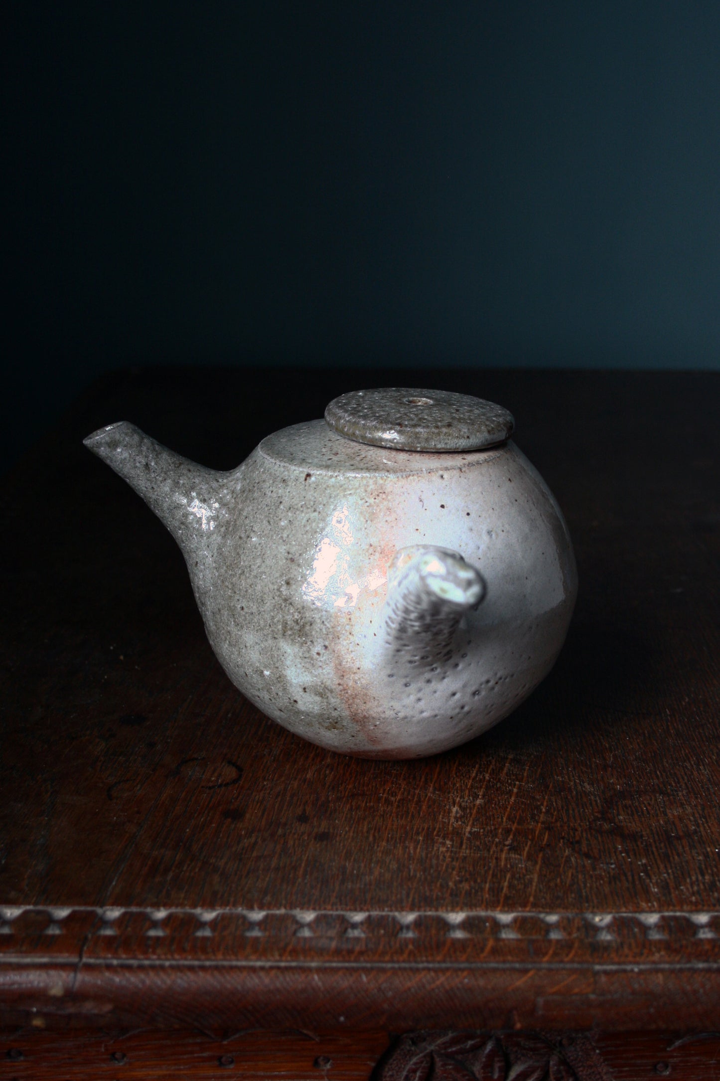 Side handle teapot