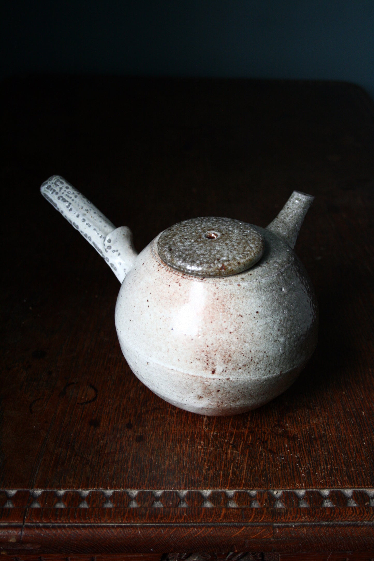 Side handle teapot
