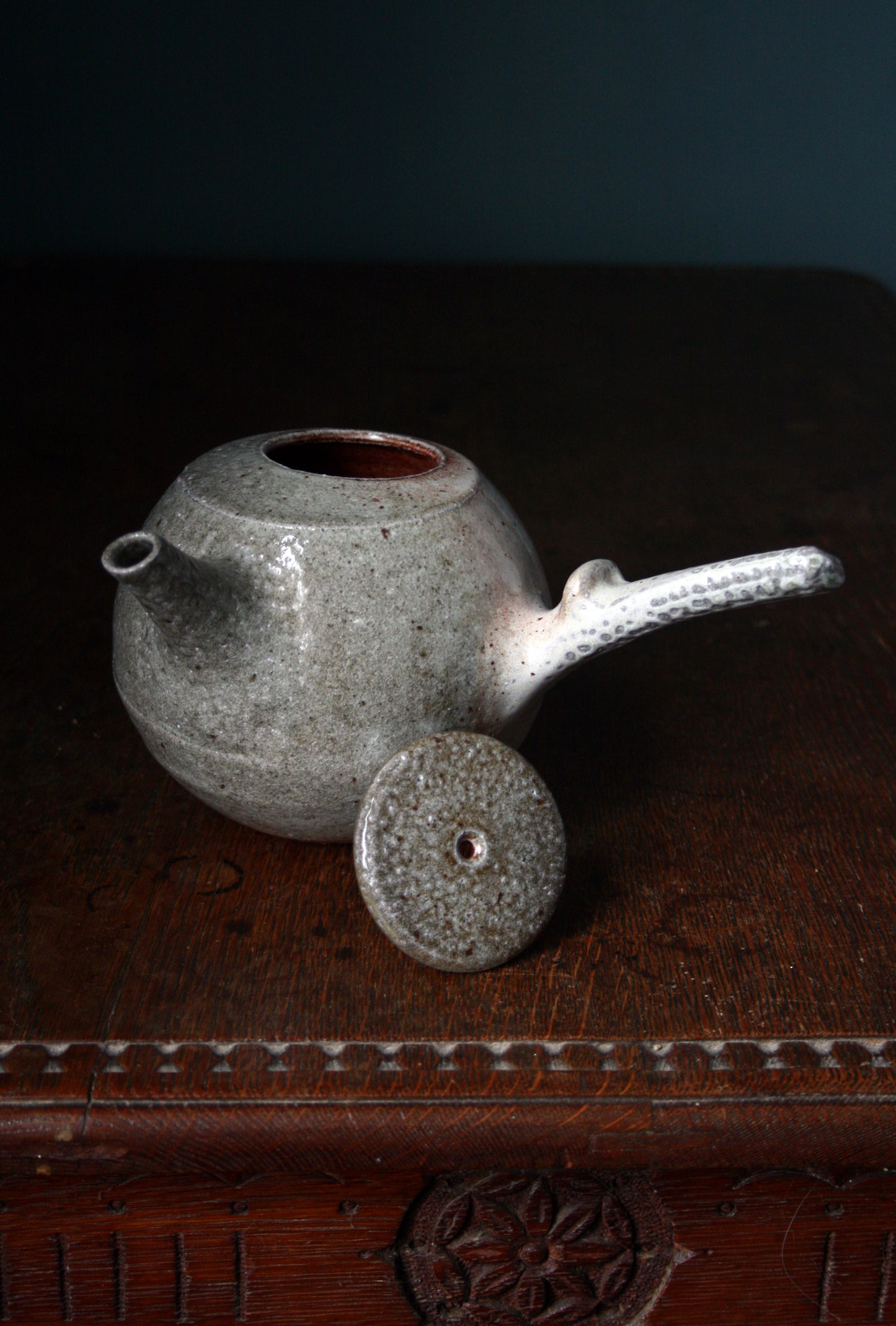 Side handle teapot