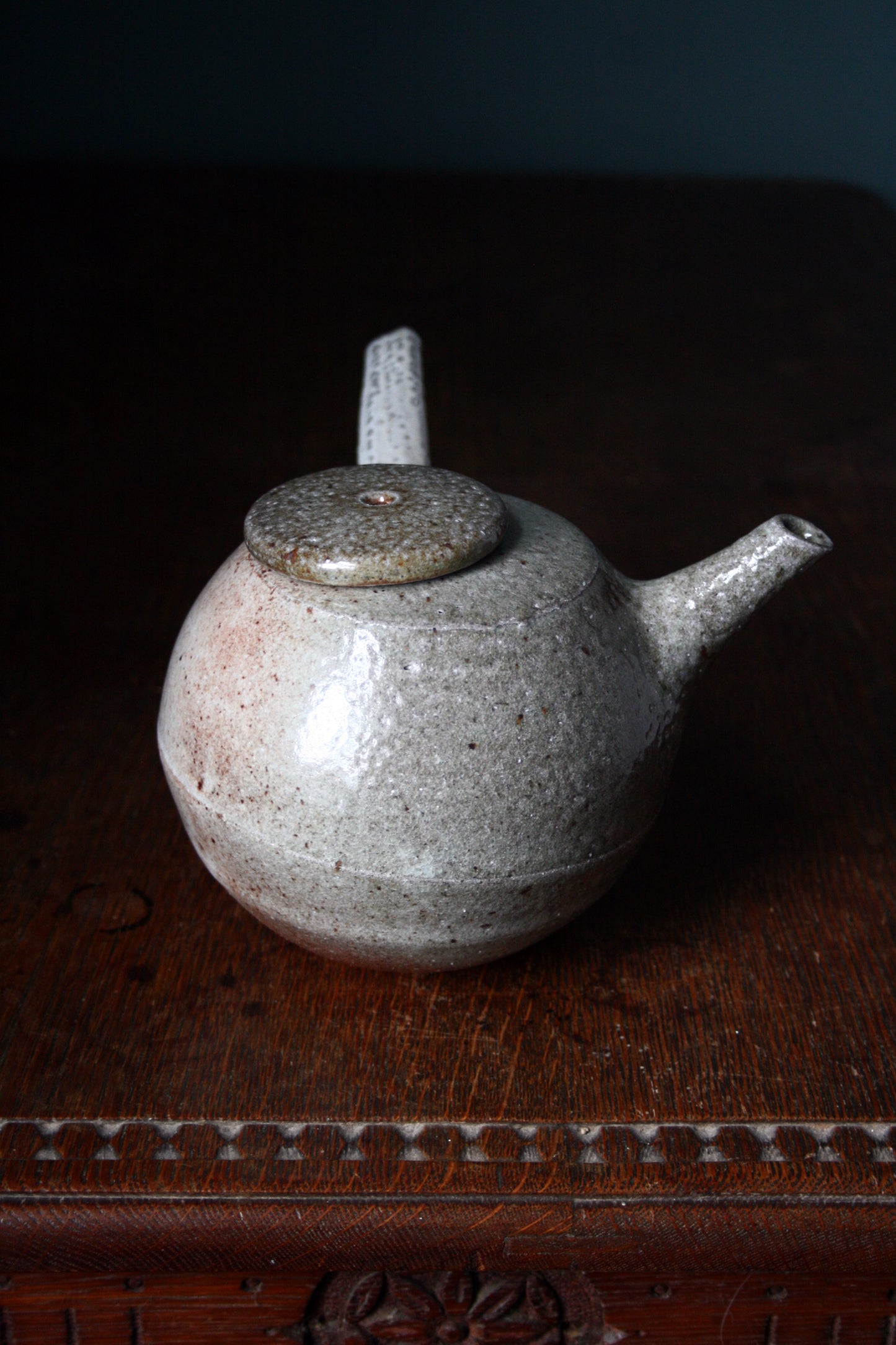 Side handle teapot