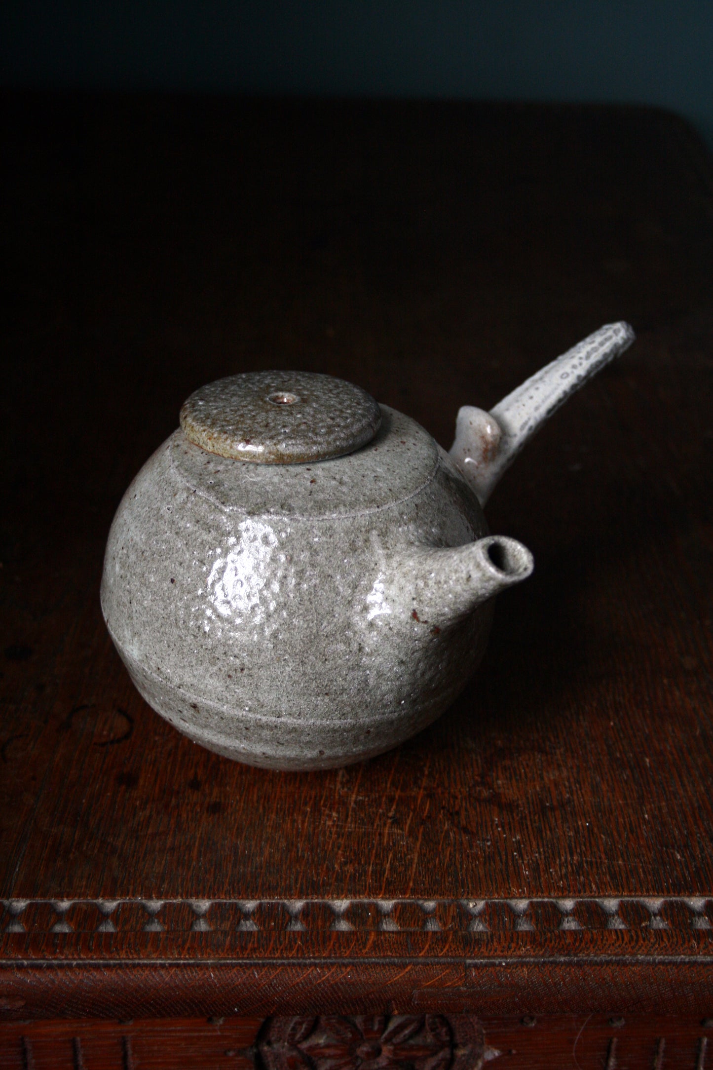 Side handle teapot