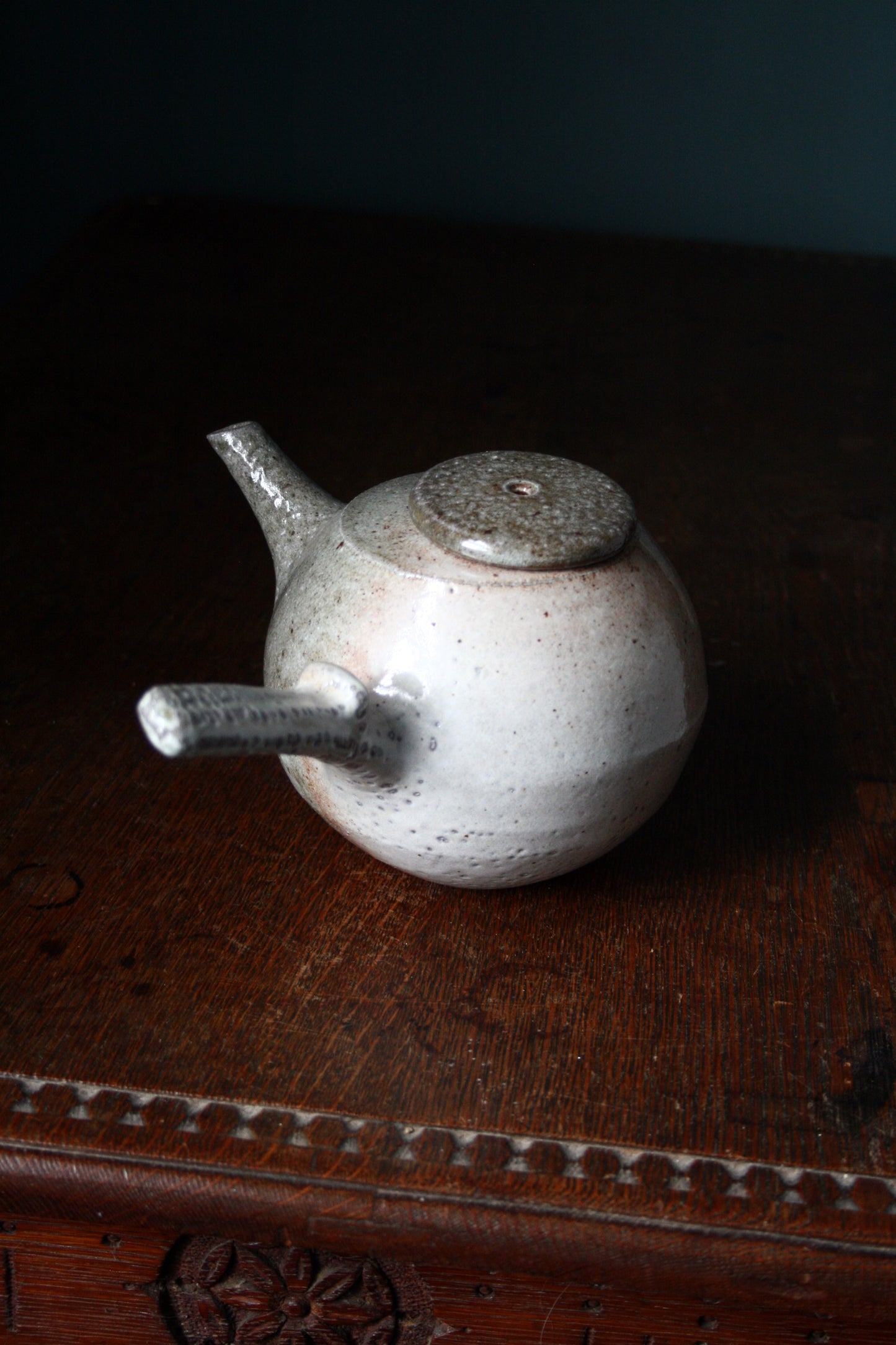 Side handle teapot
