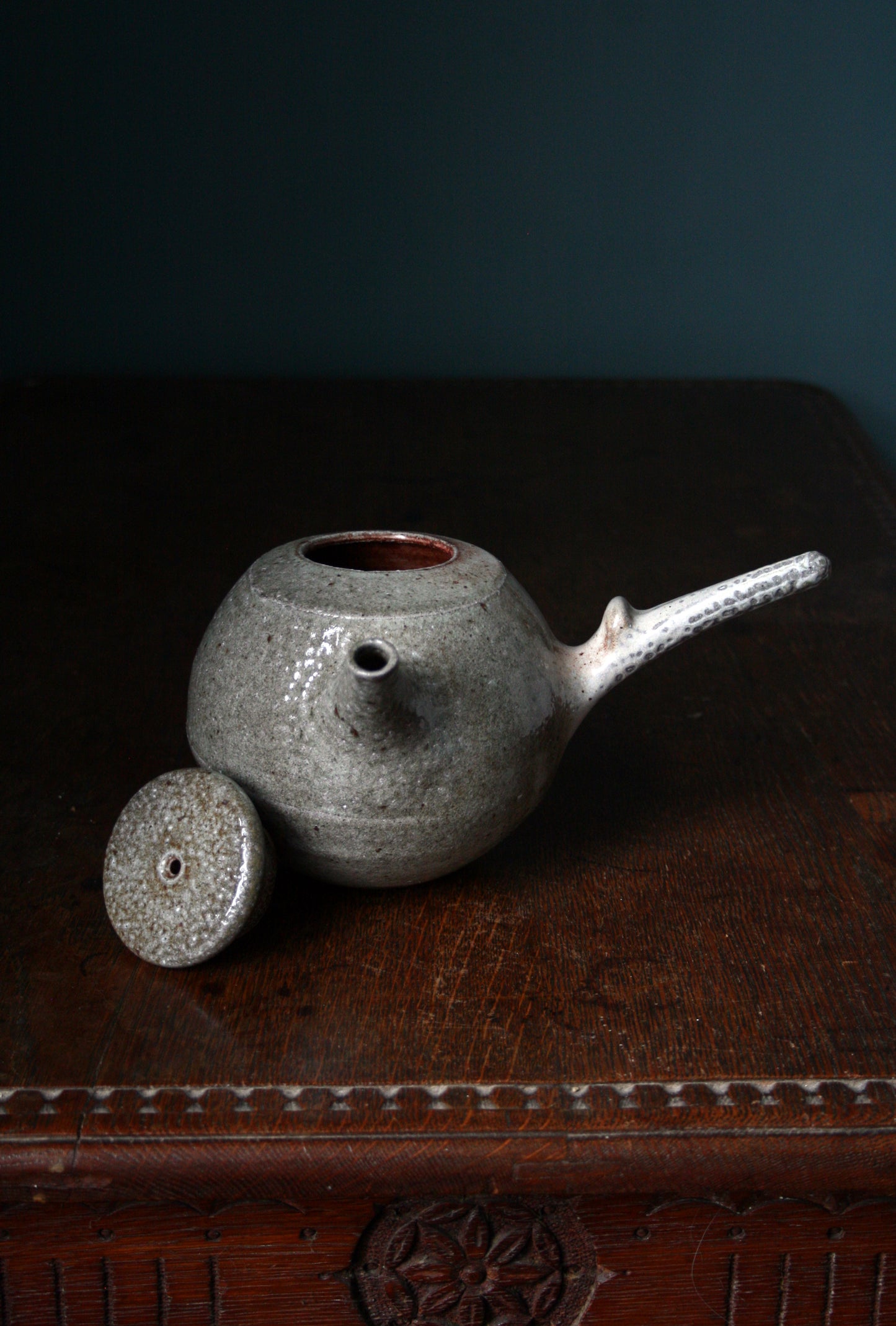 Side handle teapot