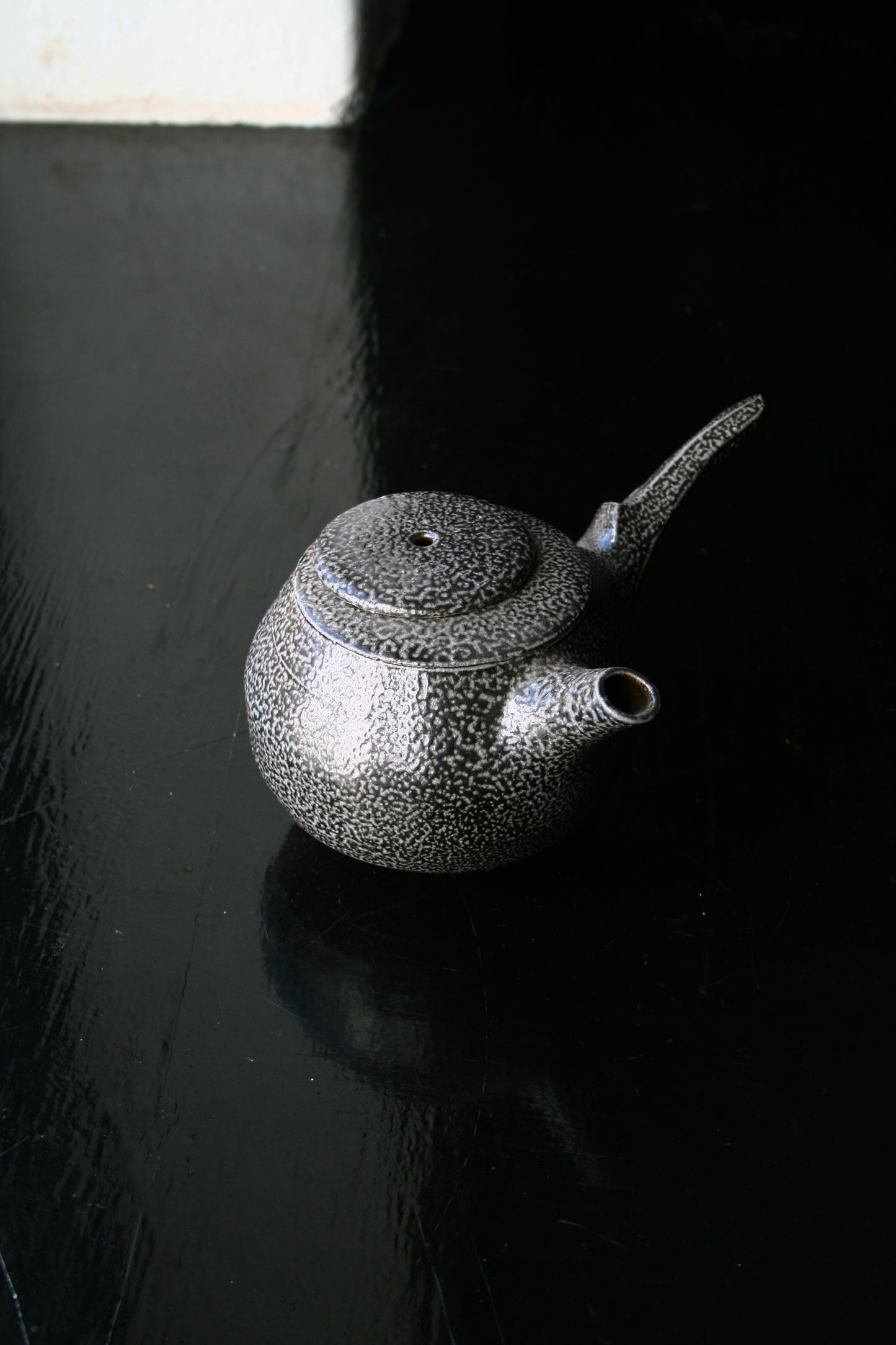 Side handle teapot