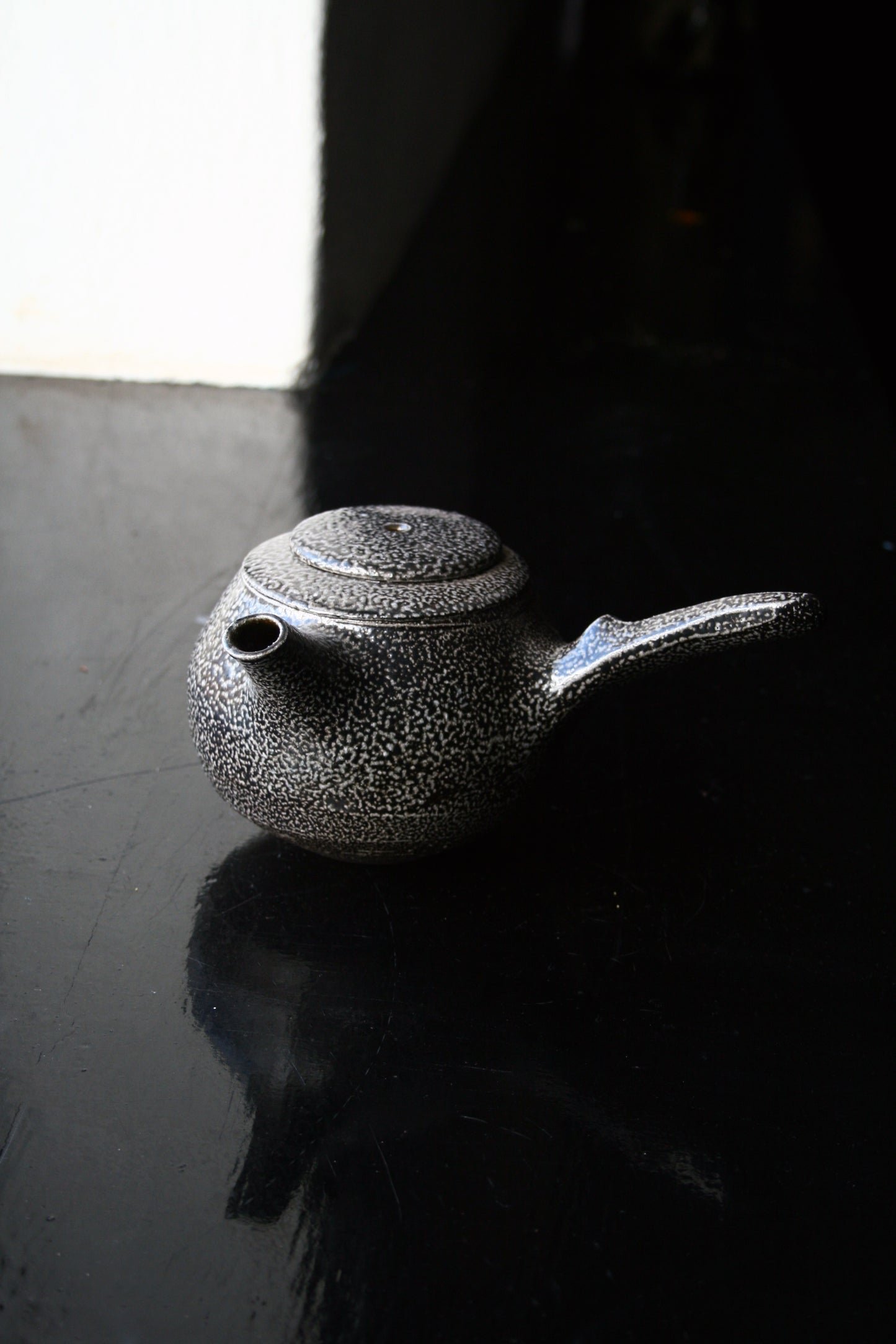 Side handle teapot