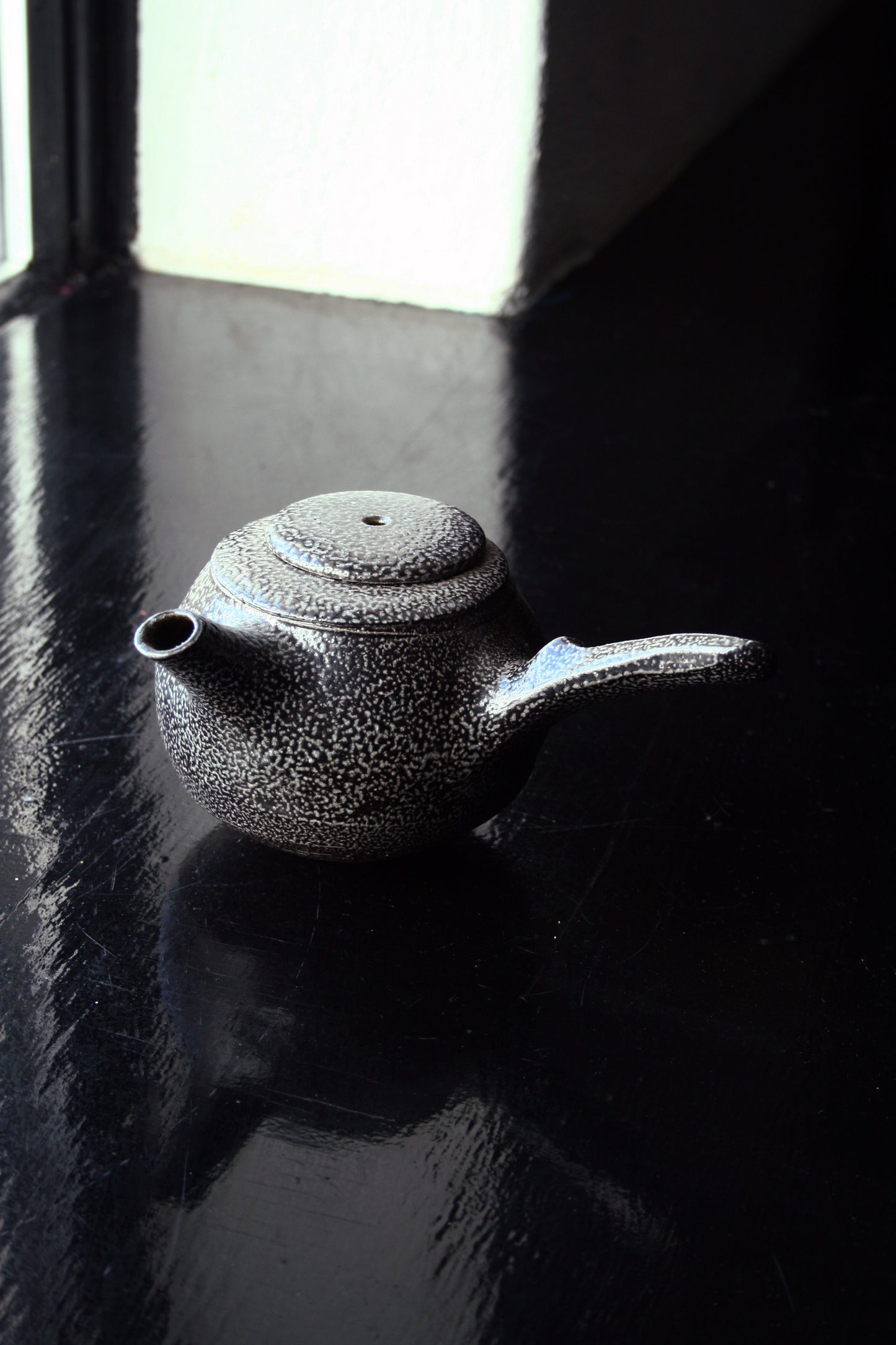 Side handle teapot