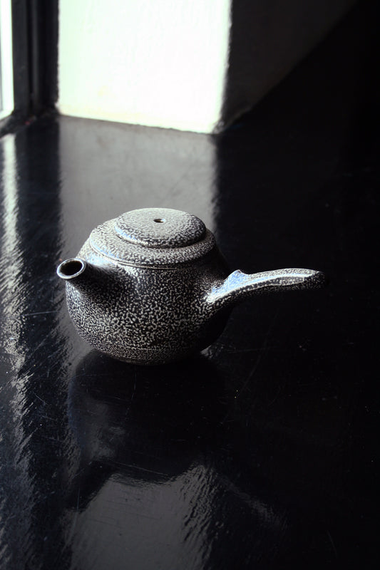Side handle teapot