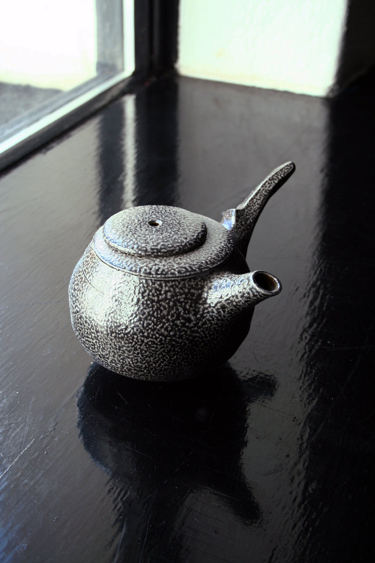 Side handle teapot