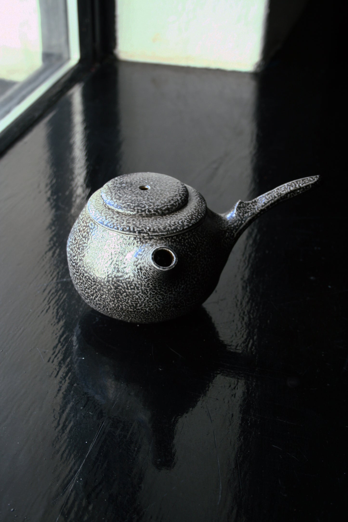 Side handle teapot
