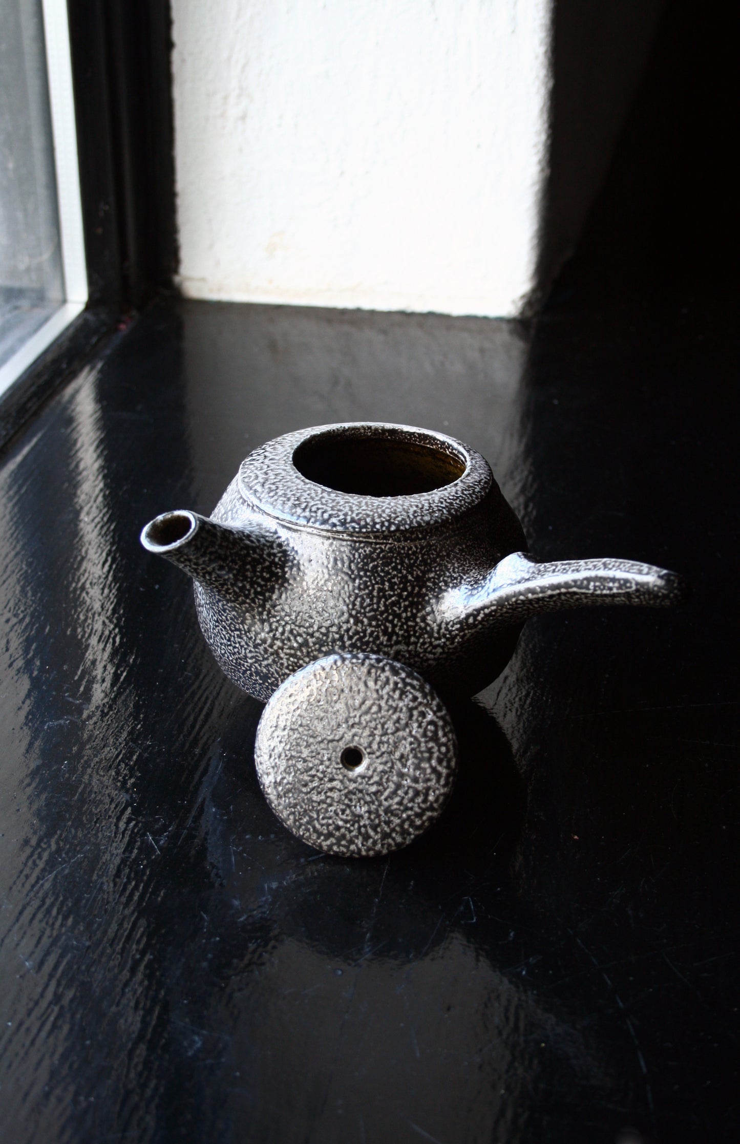 Side handle teapot