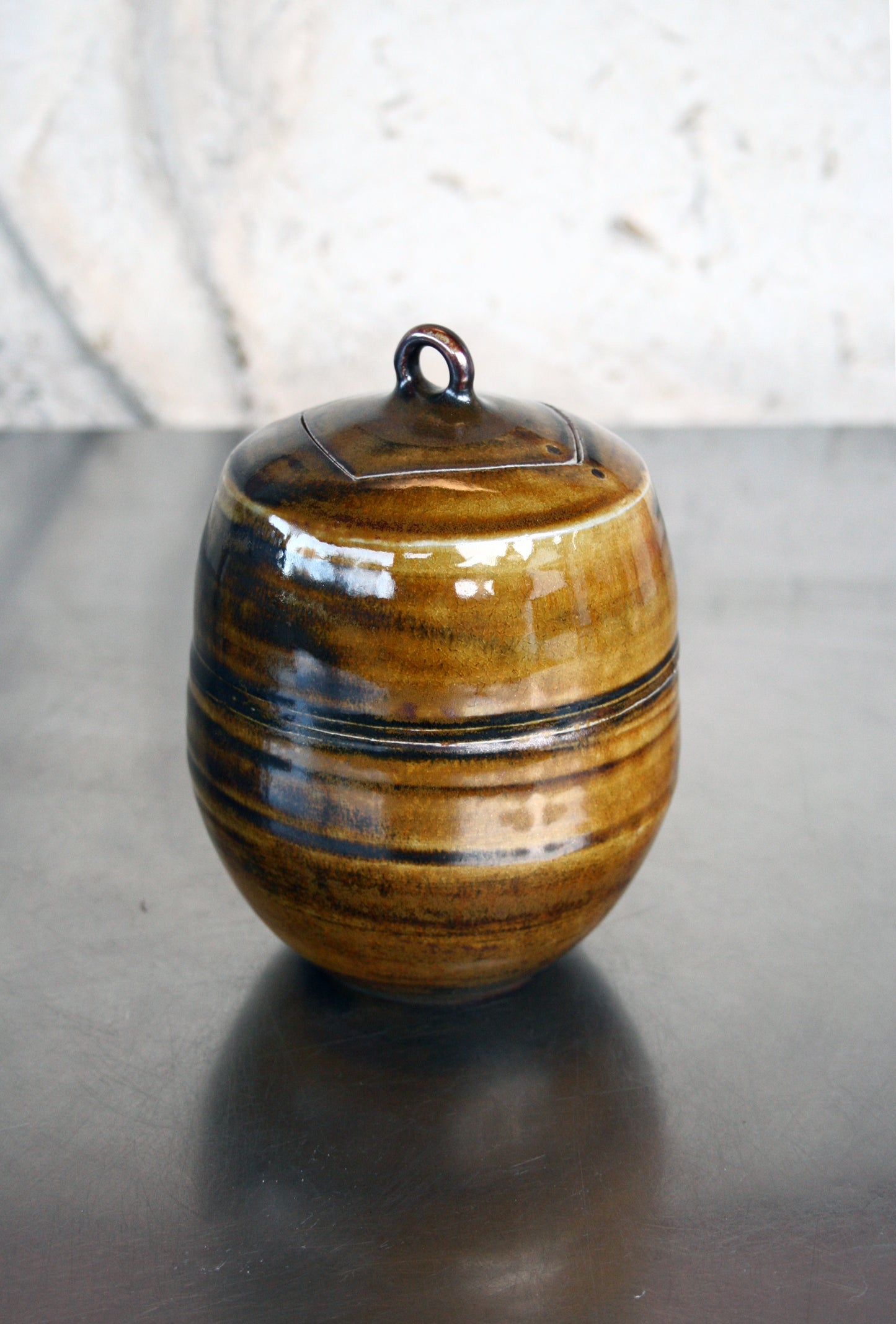 Enclosed form jar