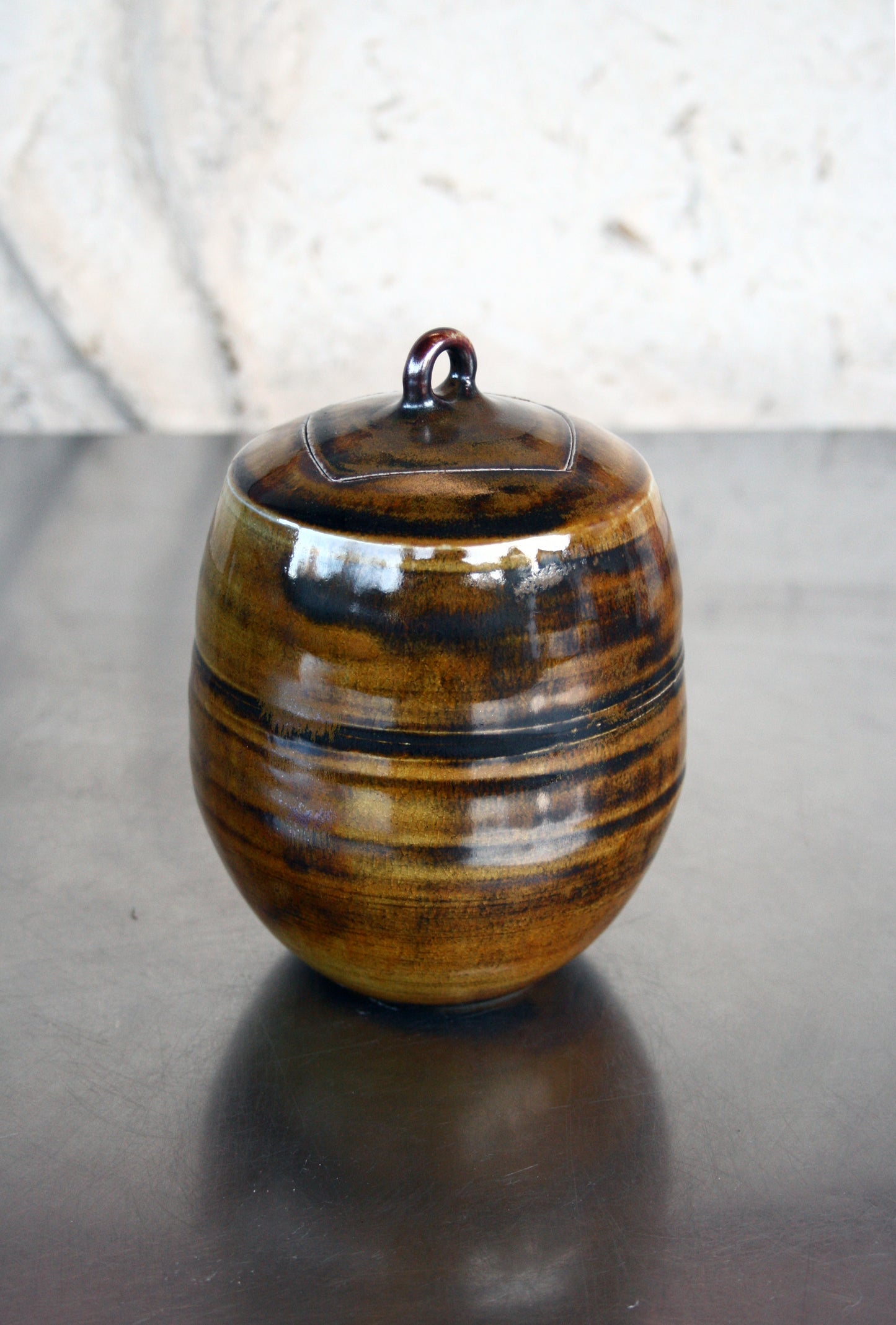 Enclosed form jar