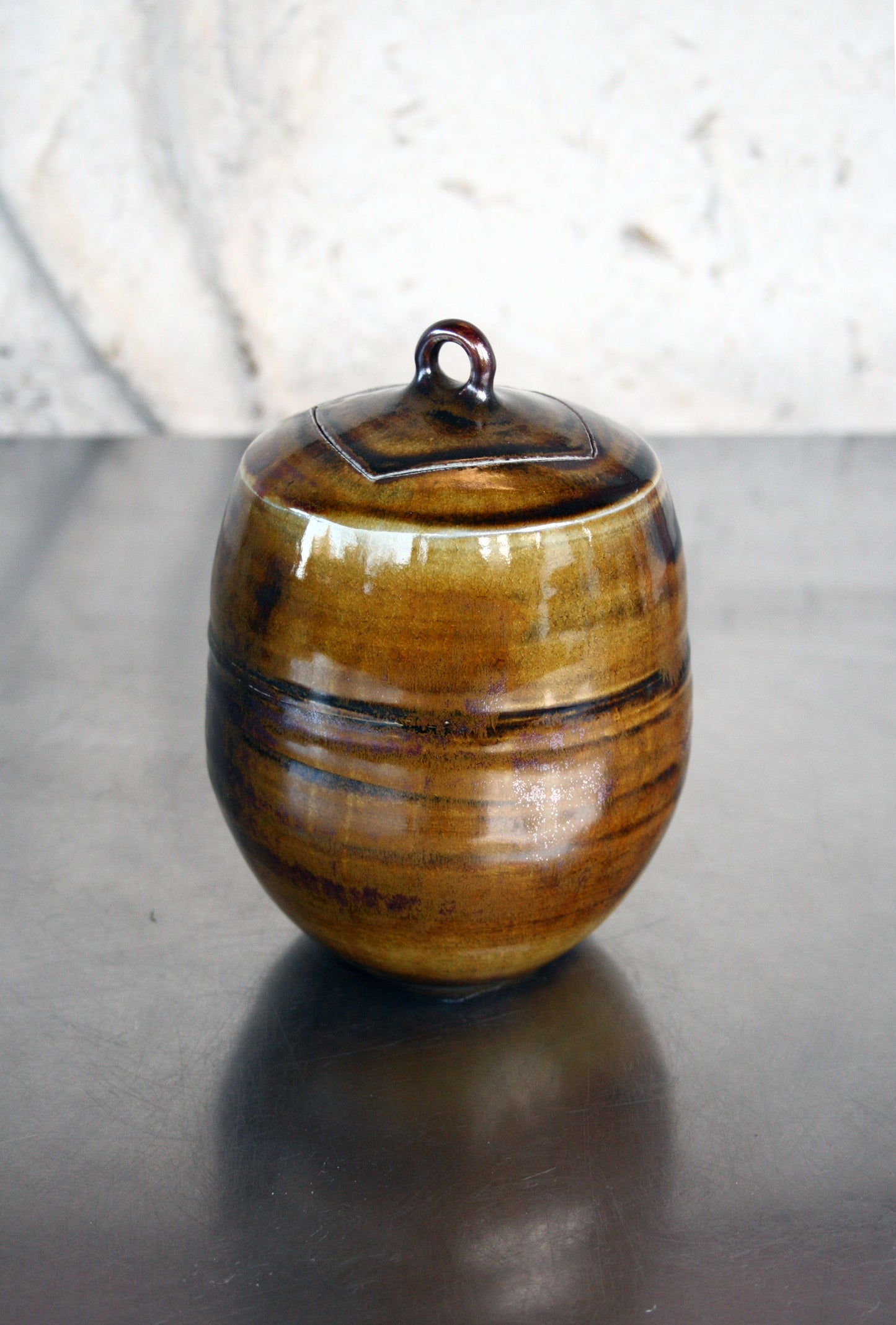 Enclosed form jar