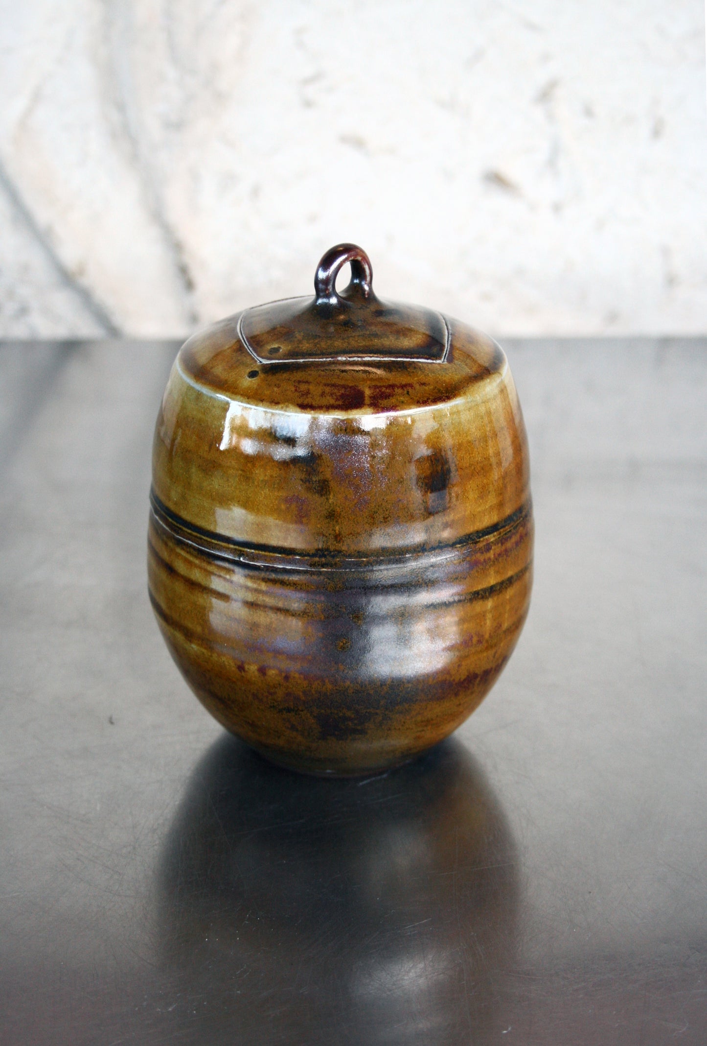 Enclosed form jar