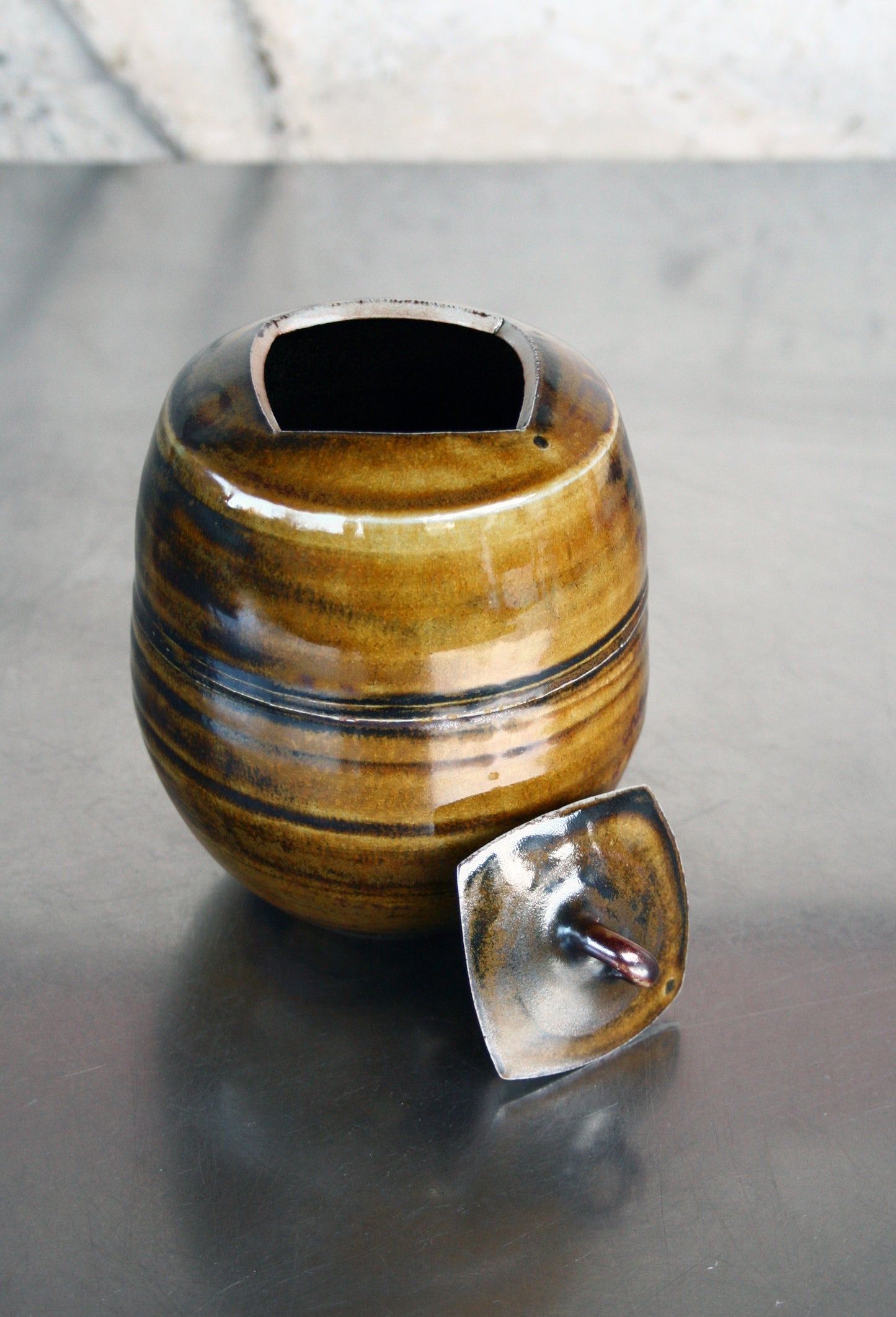 Enclosed form jar