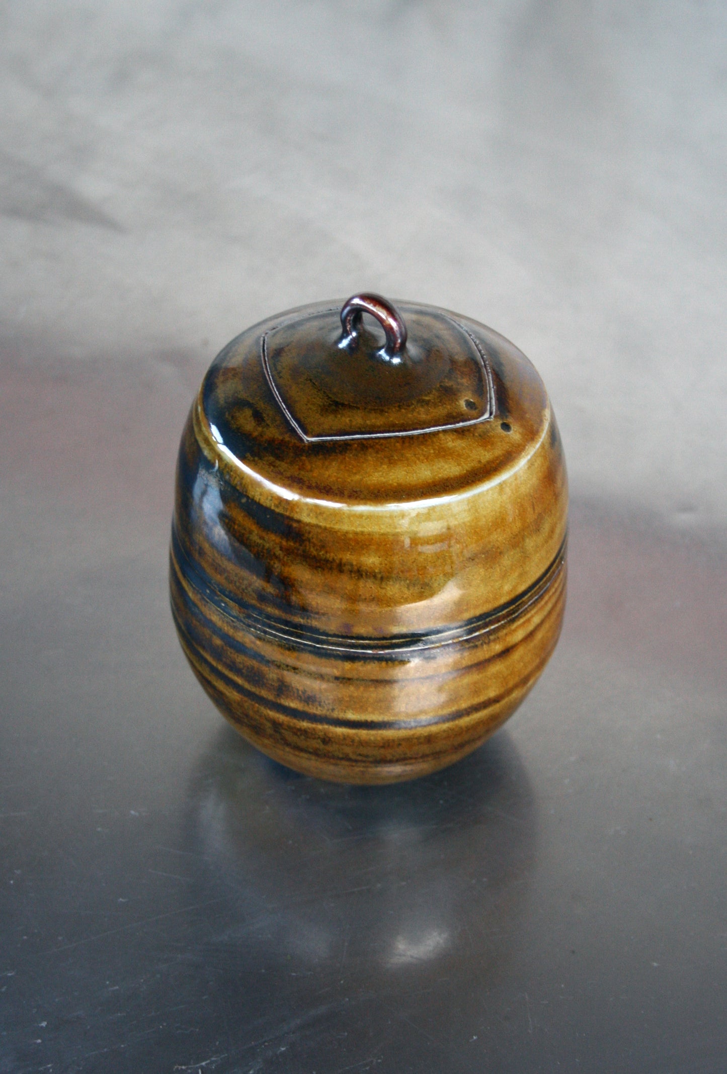 Enclosed form jar