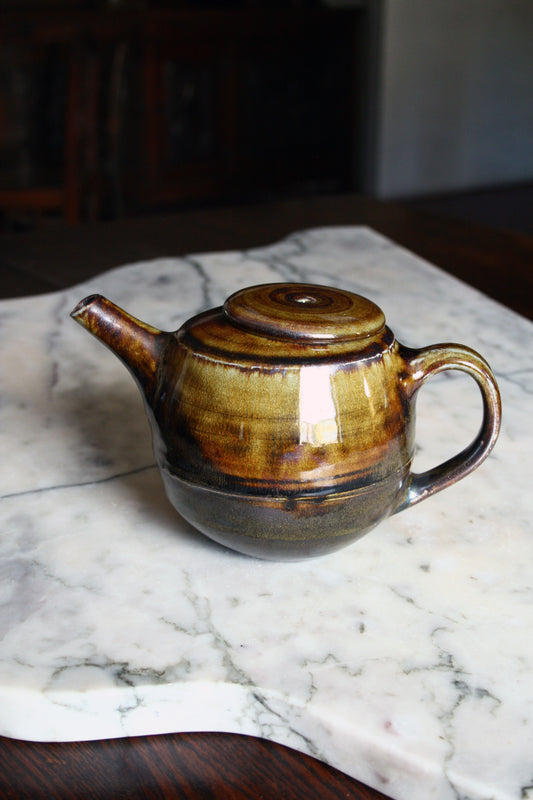 Teapot with offset lid