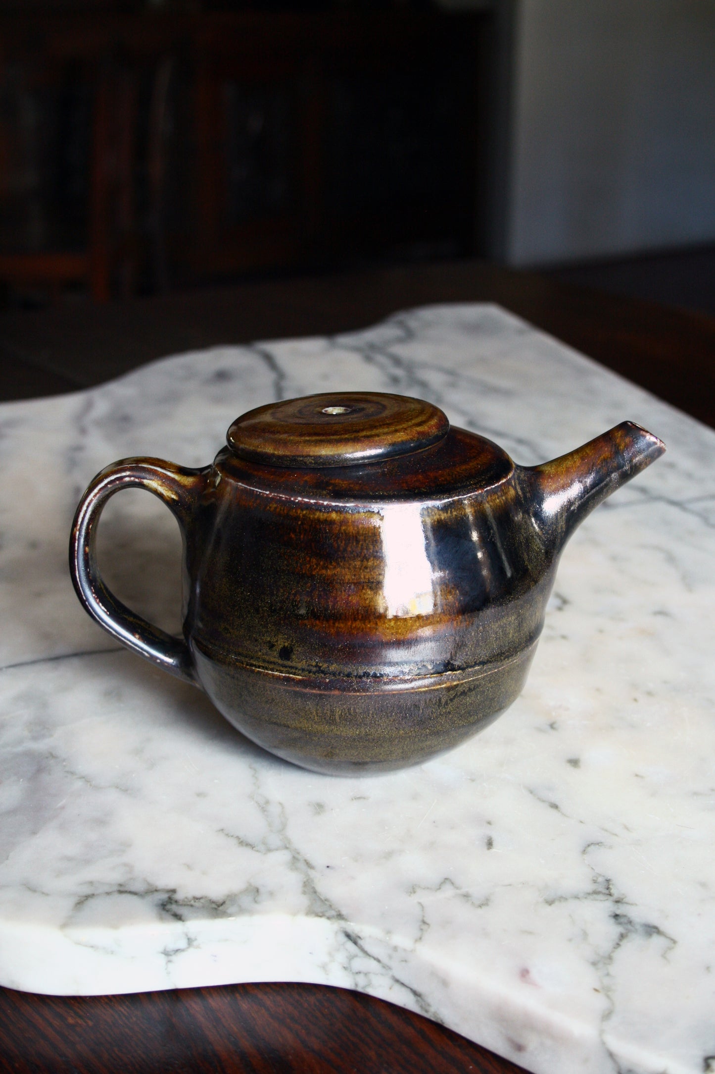 Teapot with offset lid
