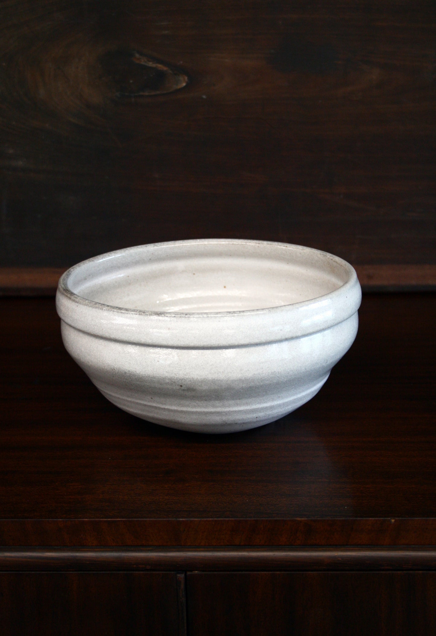 Asymmetric serving bowl in white