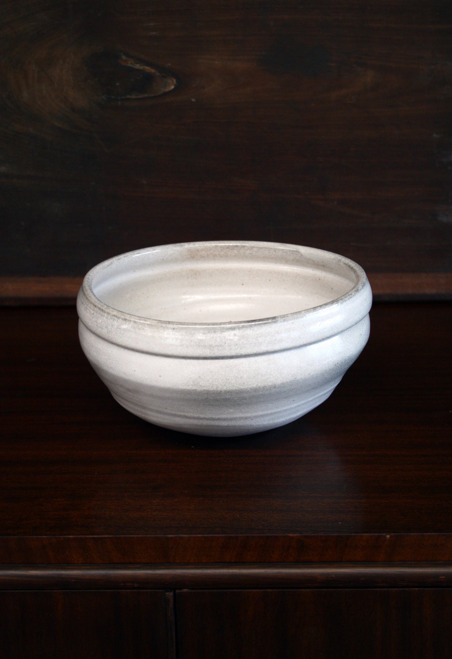 Asymmetric serving bowl in white