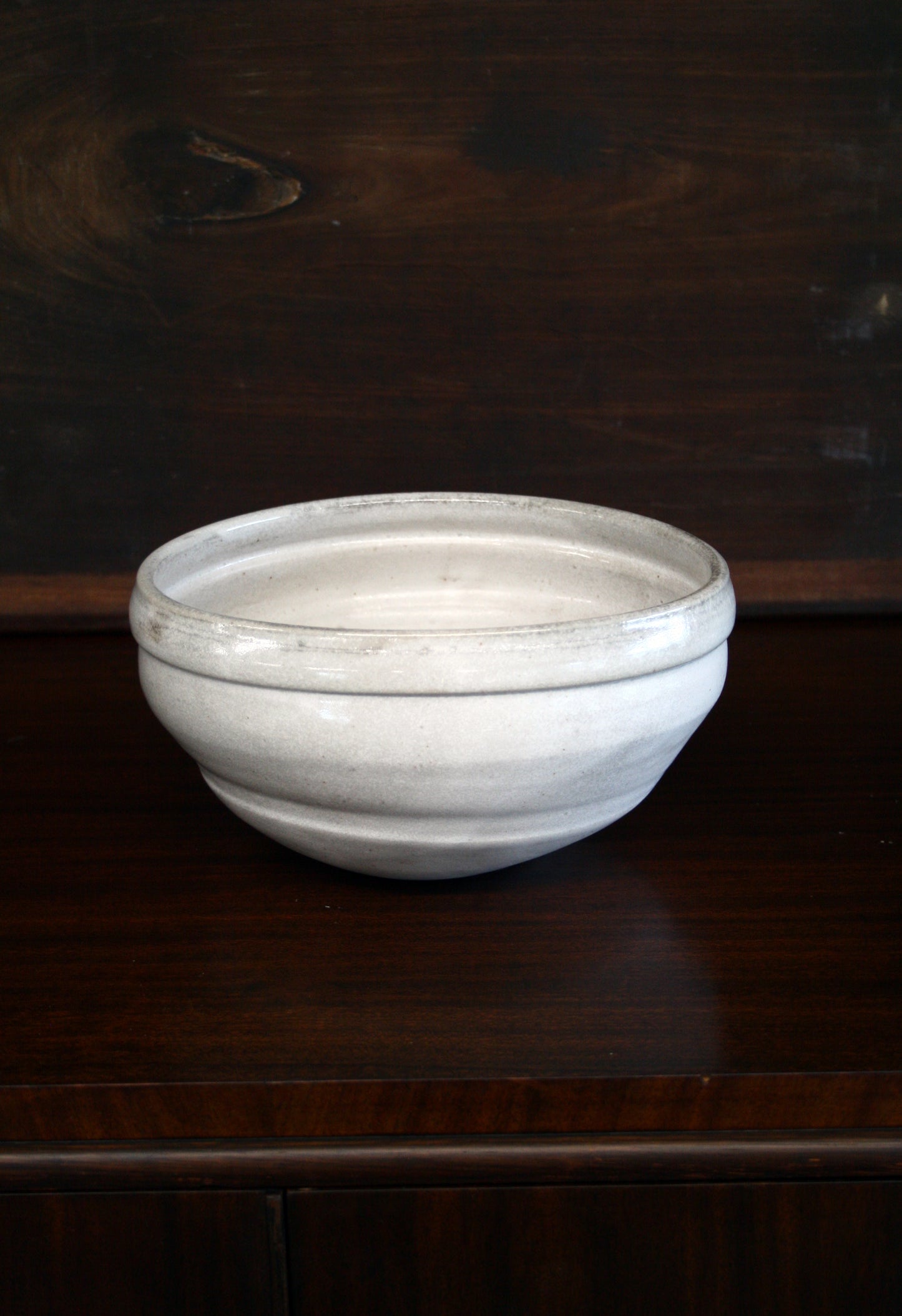 Asymmetric serving bowl in white