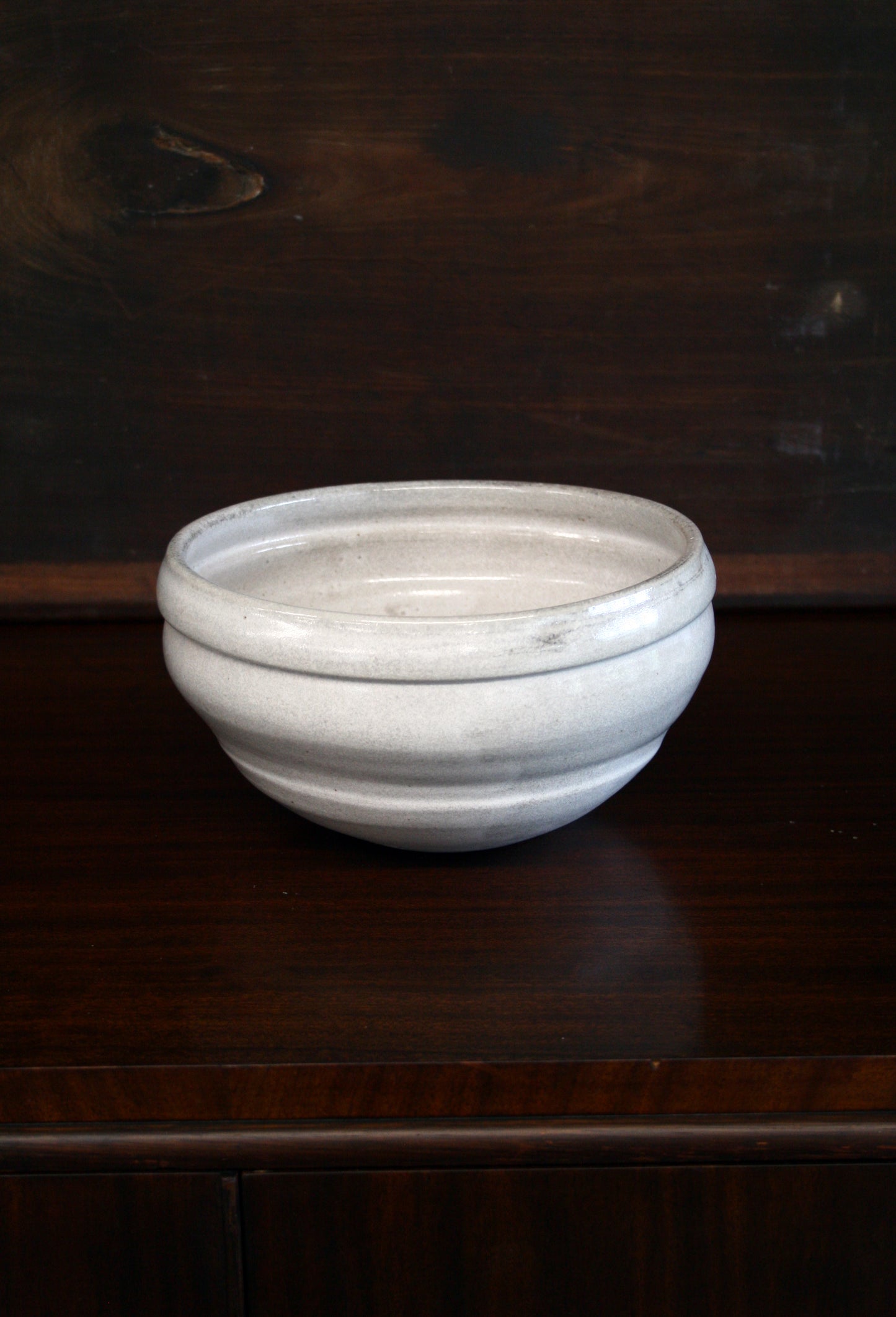 Asymmetric serving bowl in white