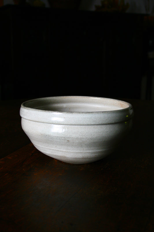 Asymmetric serving bowl in white